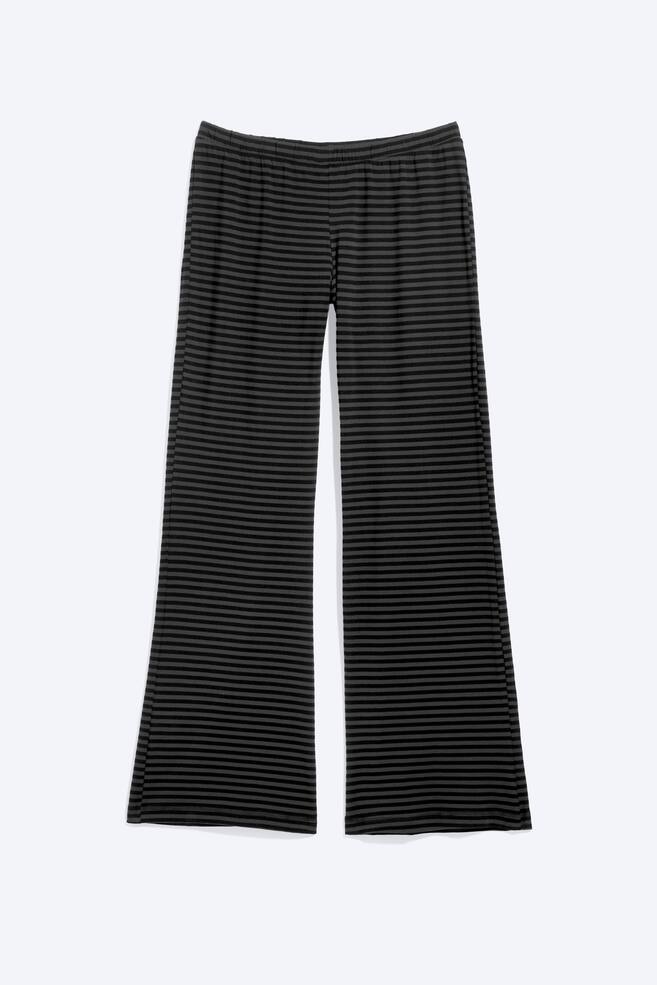 Weiche Bootcut-Hose mit niedrigem Bund - Schwarz - Dunkelgraue Streifen - 1