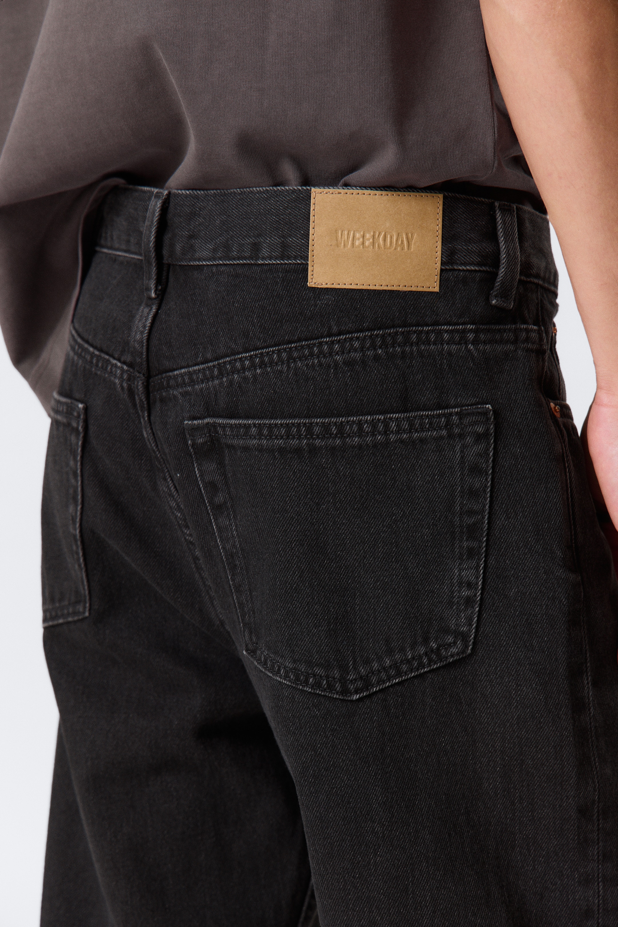 Größeres Bild anzeigen: Space Relaxed Straight Leg Jeans - Tuned Black - Schwarz - Men | H&M AT 4