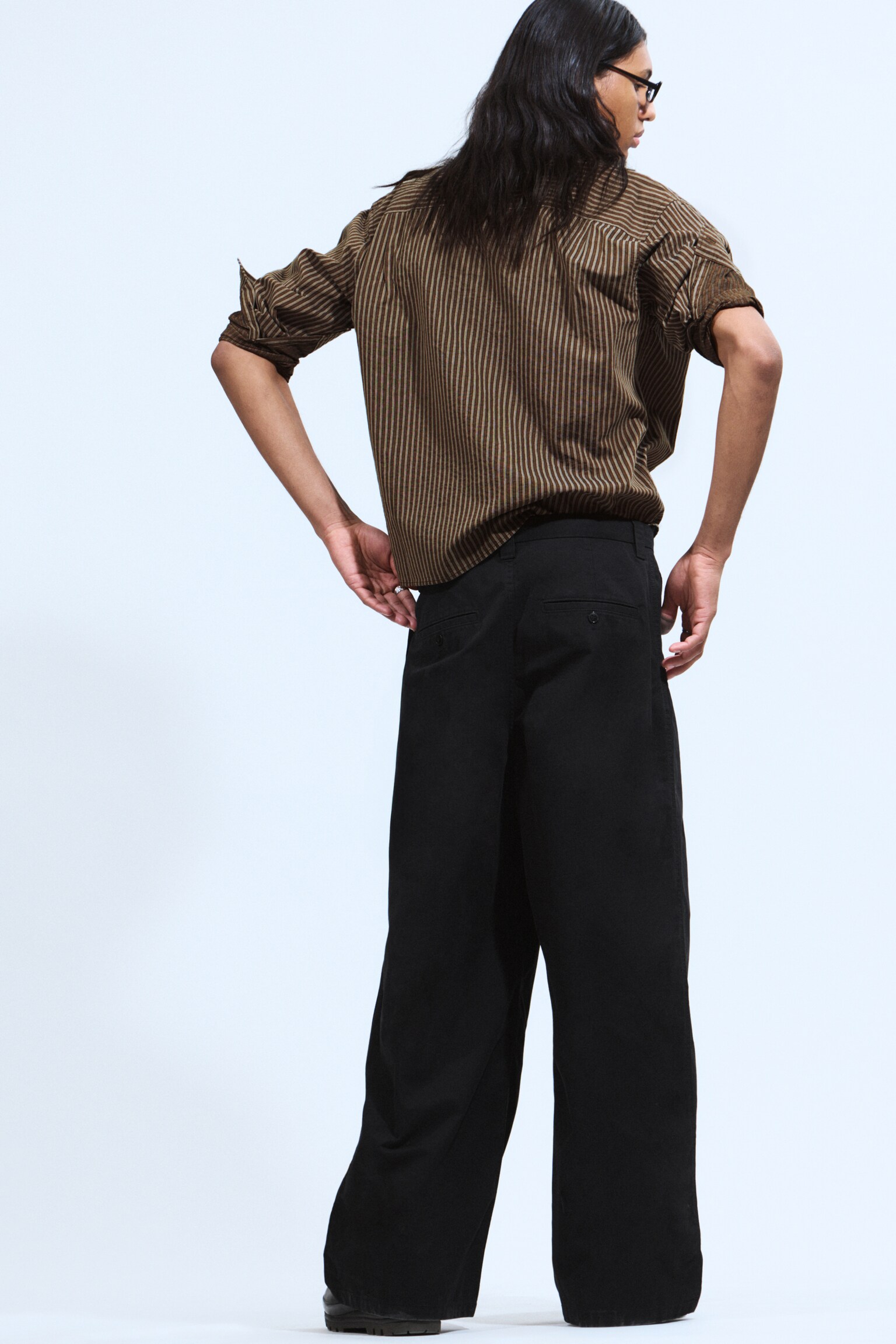Plisowane chinos oversize z bawełnianego diagonalu - Czarny - 3