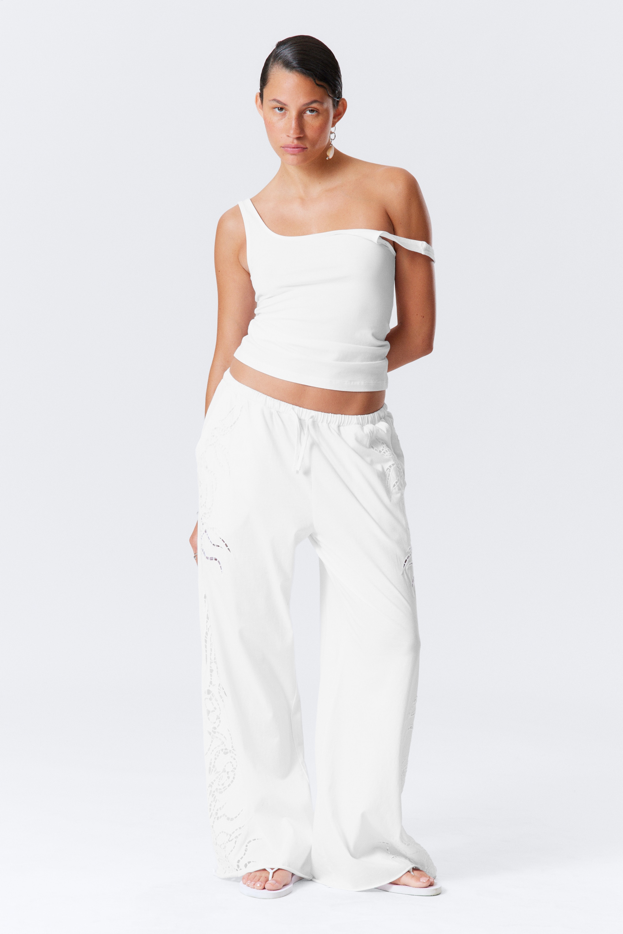 Ver imagen más grande: Pantalón holgado con bordado inglés - Blanco - MUJER | H&M ES 1