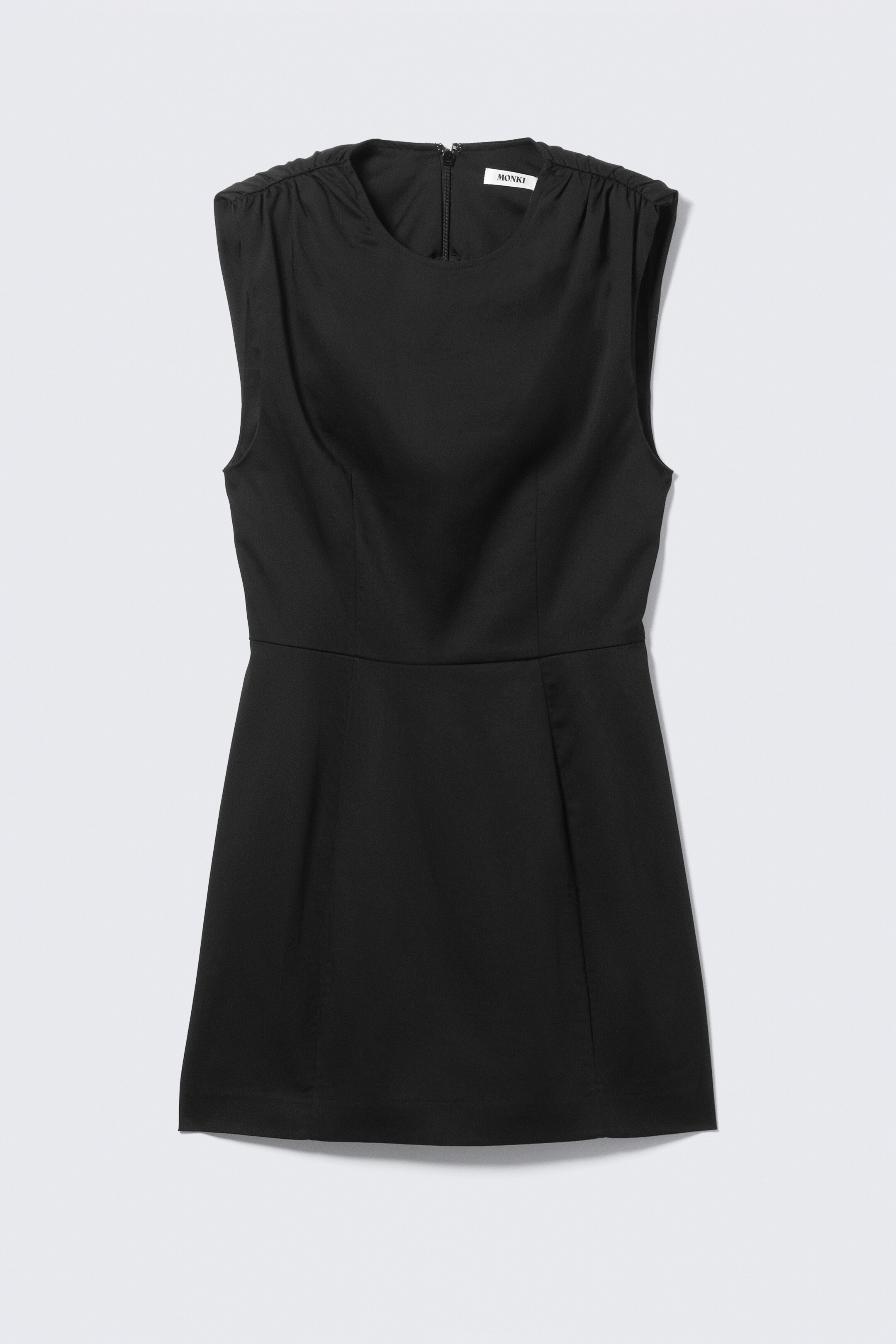 Größeres Bild ansehen: Ein schwarzes ärmelloses Kleid, hergestellt aus einem strukturierten Stoff, wird von vorne präsentiert, mit einem runden Ausschnitt und gerafften Schultern. Es ist mit Abnähten gestaltet, die die Taille zu einer Sanduhrsilhouette formen, und hat einen kurzen, subtil skulpturalen glockenförmigen Rock, mit einem sichtbaren Reißverschluss am hinteren Halsausschnitt.