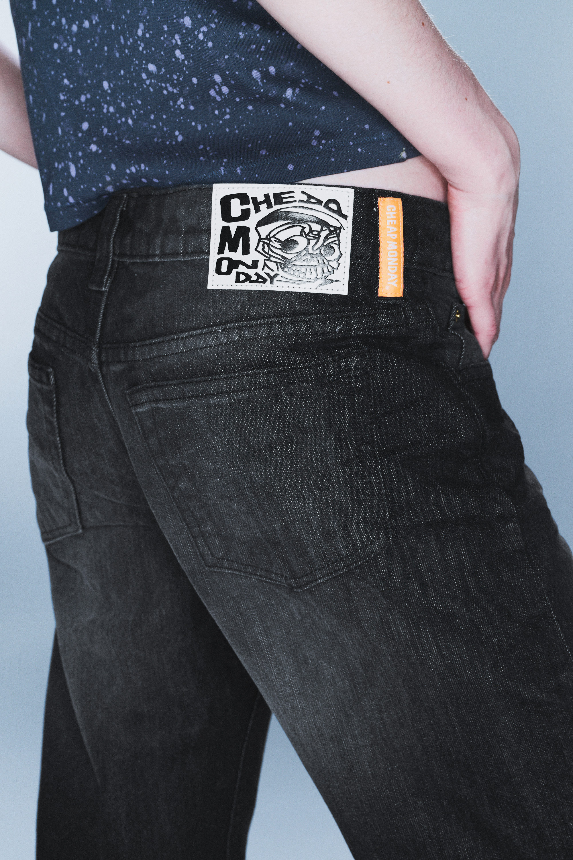 Undone Black - Schwarz - Messy Low Rise Regular Straight Jeans - 2