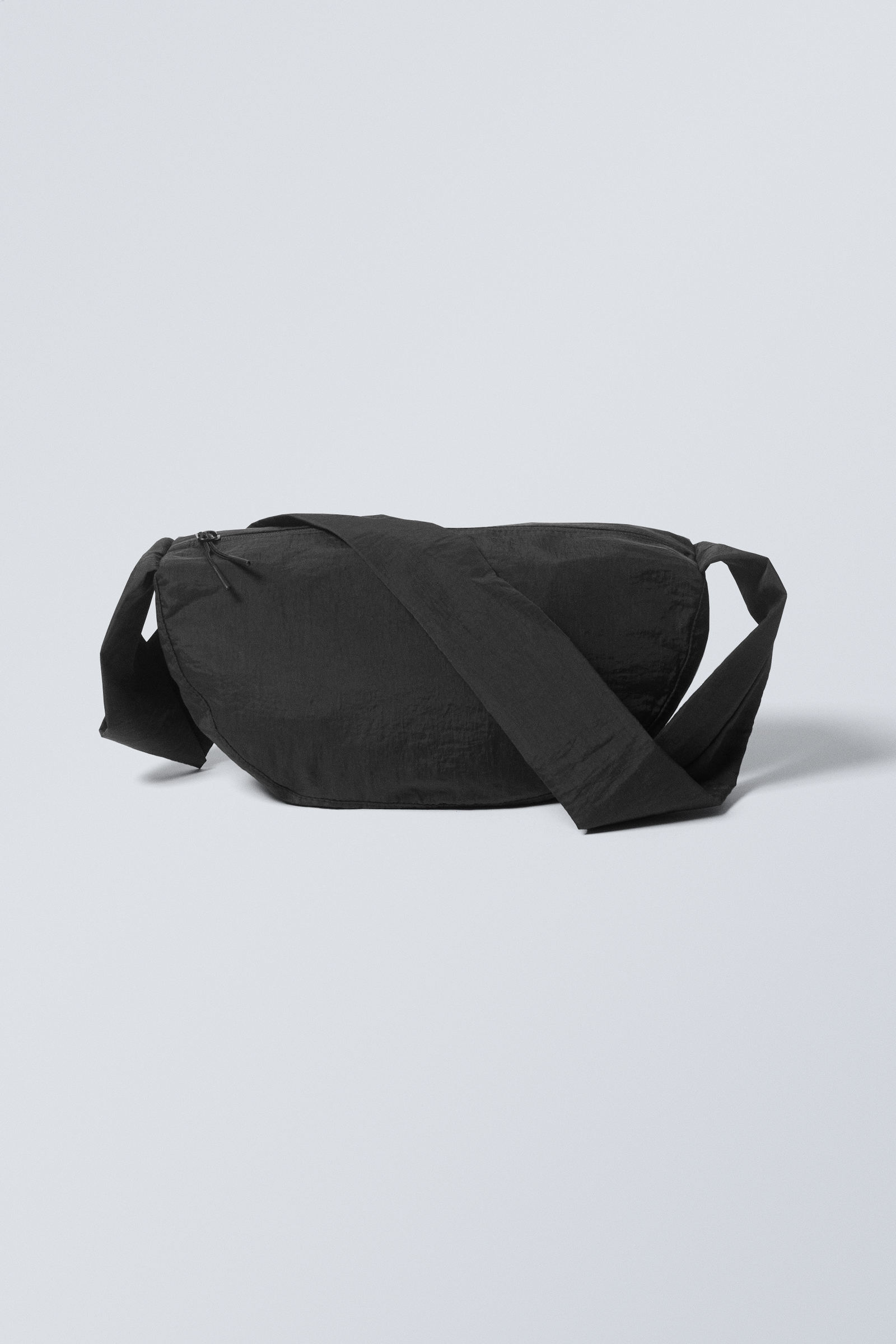 メケアリサ WeekdayBag ブラック large nylon crossbody backpack - Black | Weekday EU