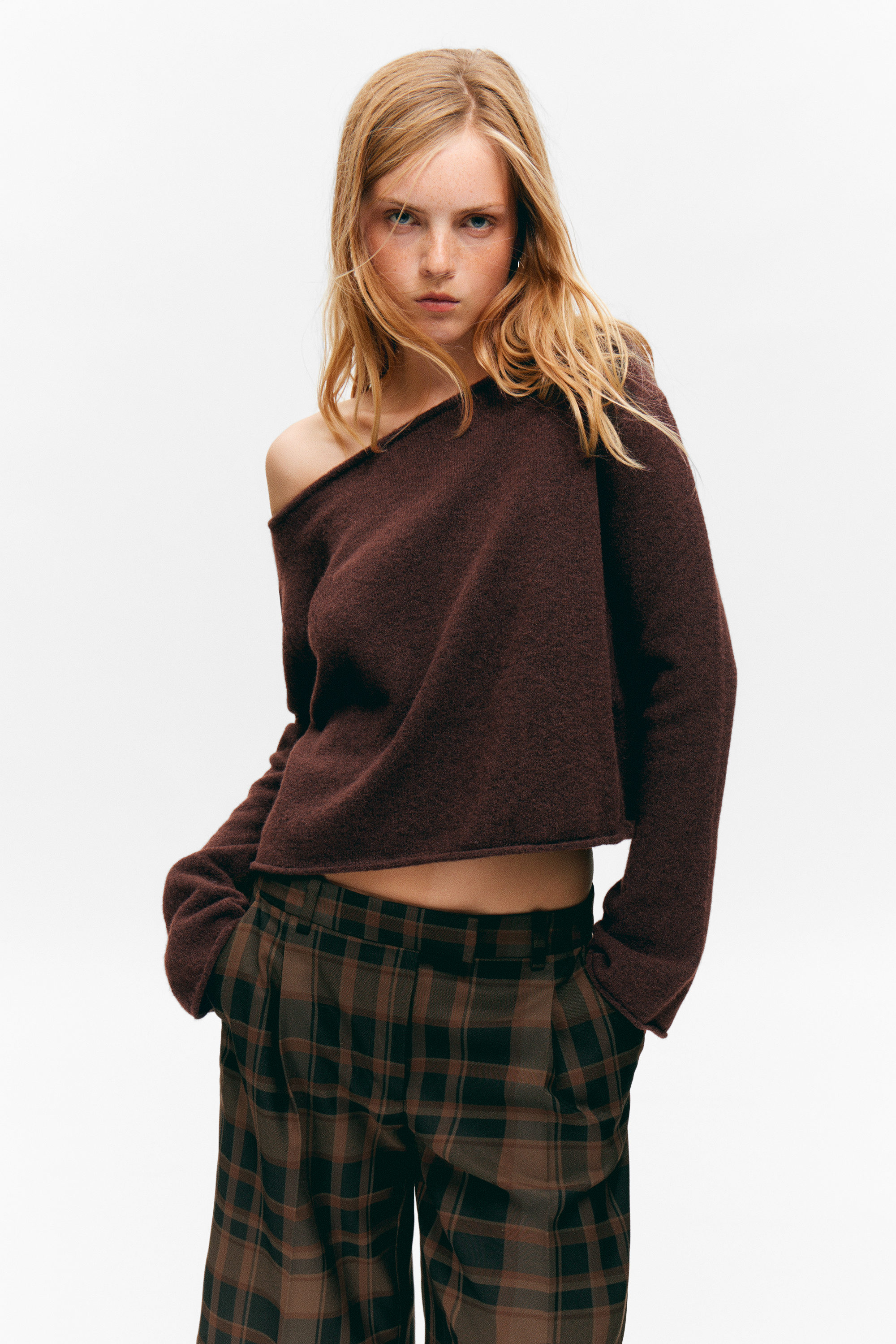 Dunkelbraun - Weicher Strickpullover mit U-Boot-Ausschnitt - 1