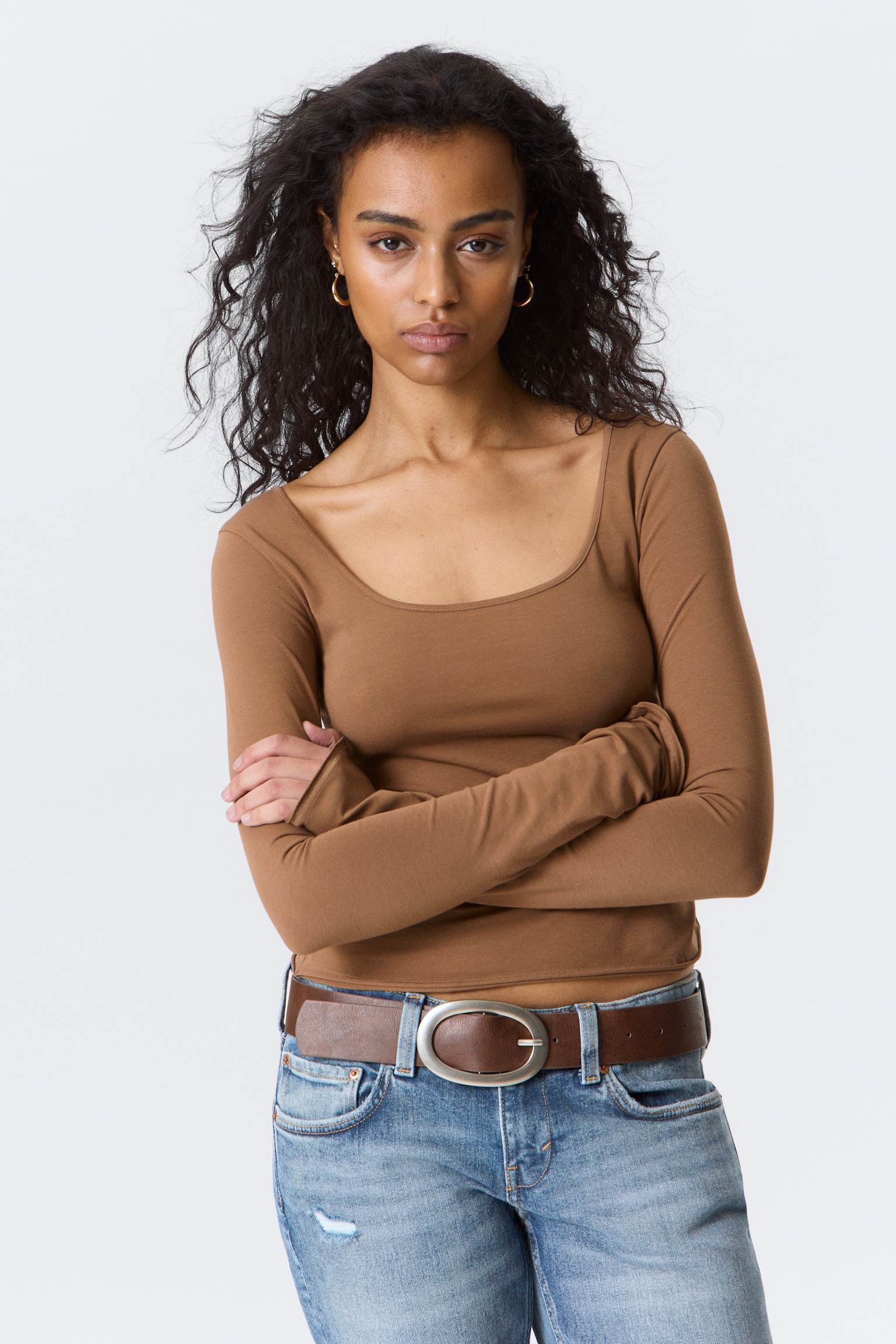 Langärmliges Slim Fit-Top mit U-Ausschnitt - Braun/Beige - Schwarze Streifen/Grau meliert/Weiß/Hellrosa/braun gestreift/Hellgelb - Punkte/Schwarz/Dunkelbraun/Pink & burgunderrot gestreift/Schwarz & Weiß gestreift - 1