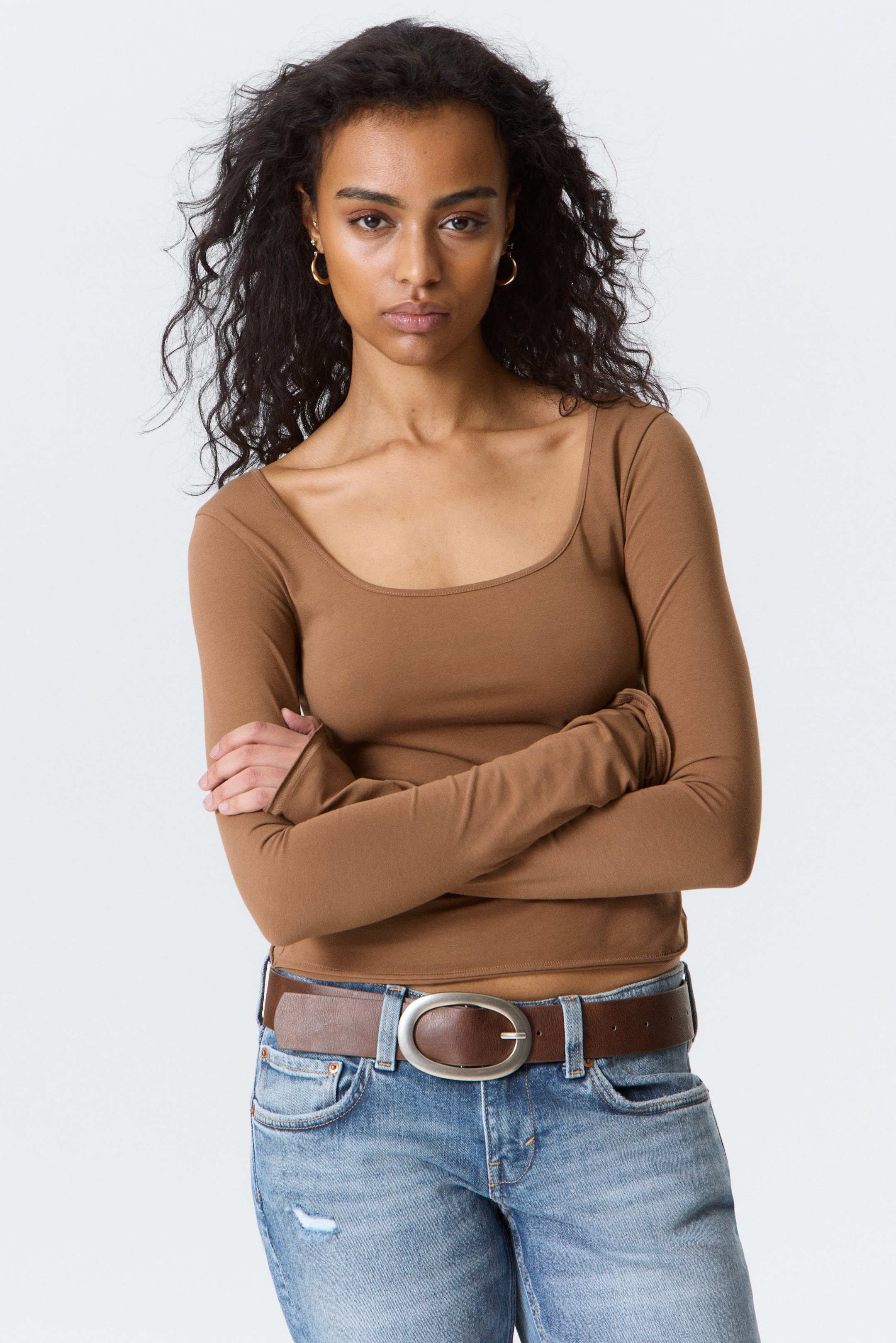 Braun - Langärmliges Slim Fit-Top mit U-Ausschnitt - 1