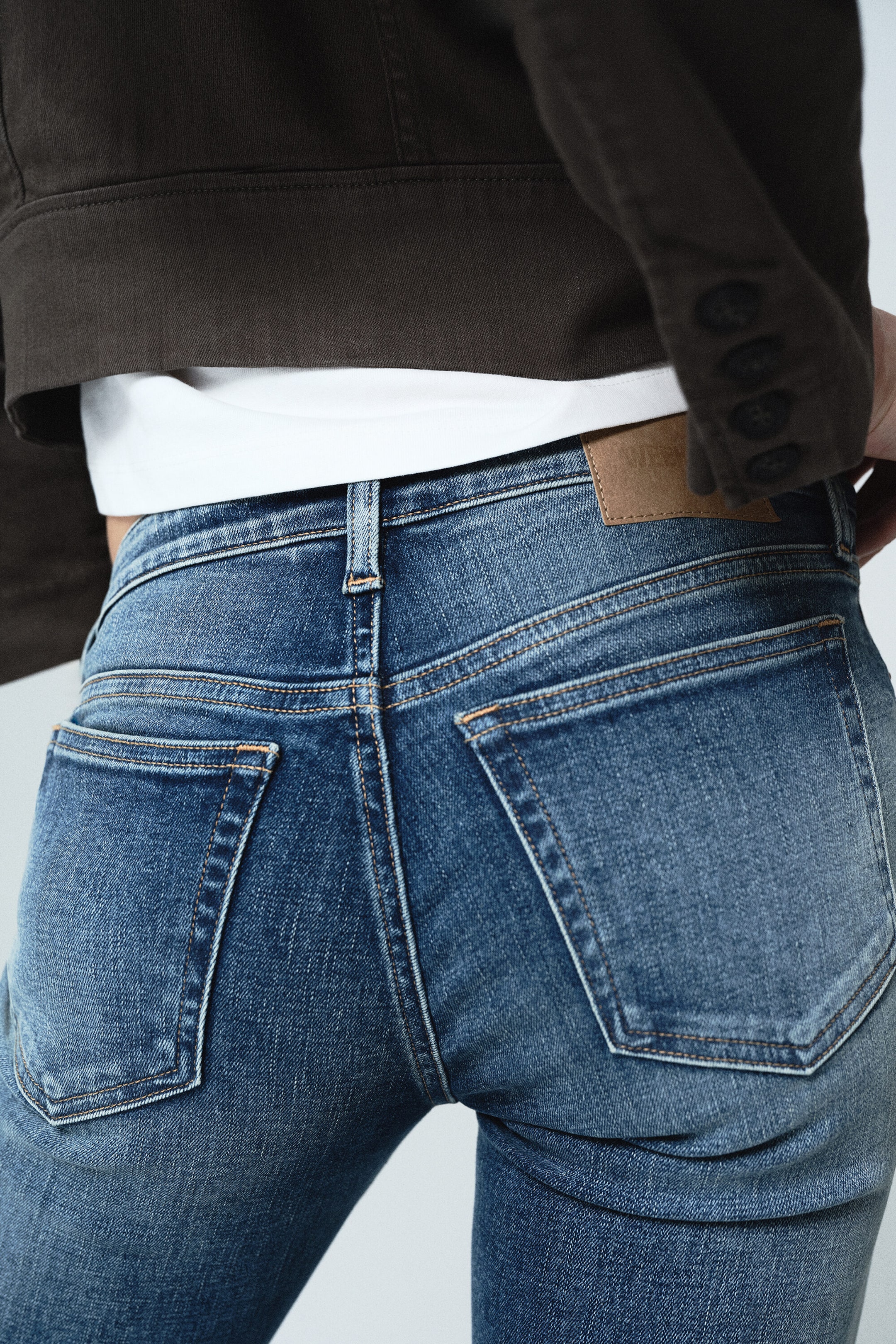 Sjøhestblå – middels blå - Luna smal jeans med lavt liv og bootcut - 7