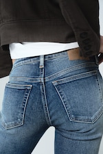 Sjøhestblå – middels blå - Luna smal jeans med lavt liv og bootcut - 7