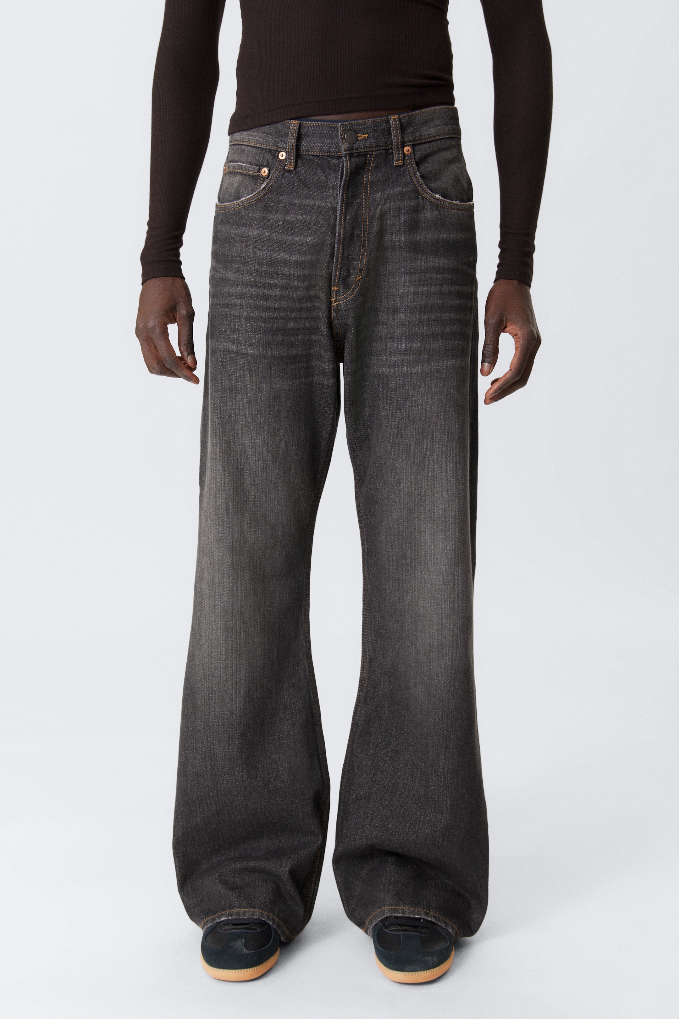 Visa större bild: Time Loose Bootcut Leg Jeans - Ash Black - Svart - HERR | H&M SE 4