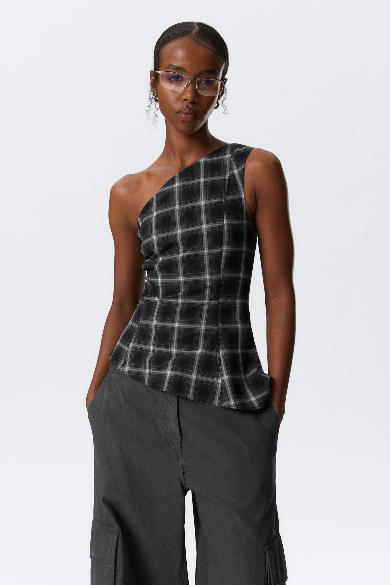 Asymmetrisches, figurbetontes One-Shoulder-Top - Schwarz kariert/Schwarz/Dunkelblau - 5