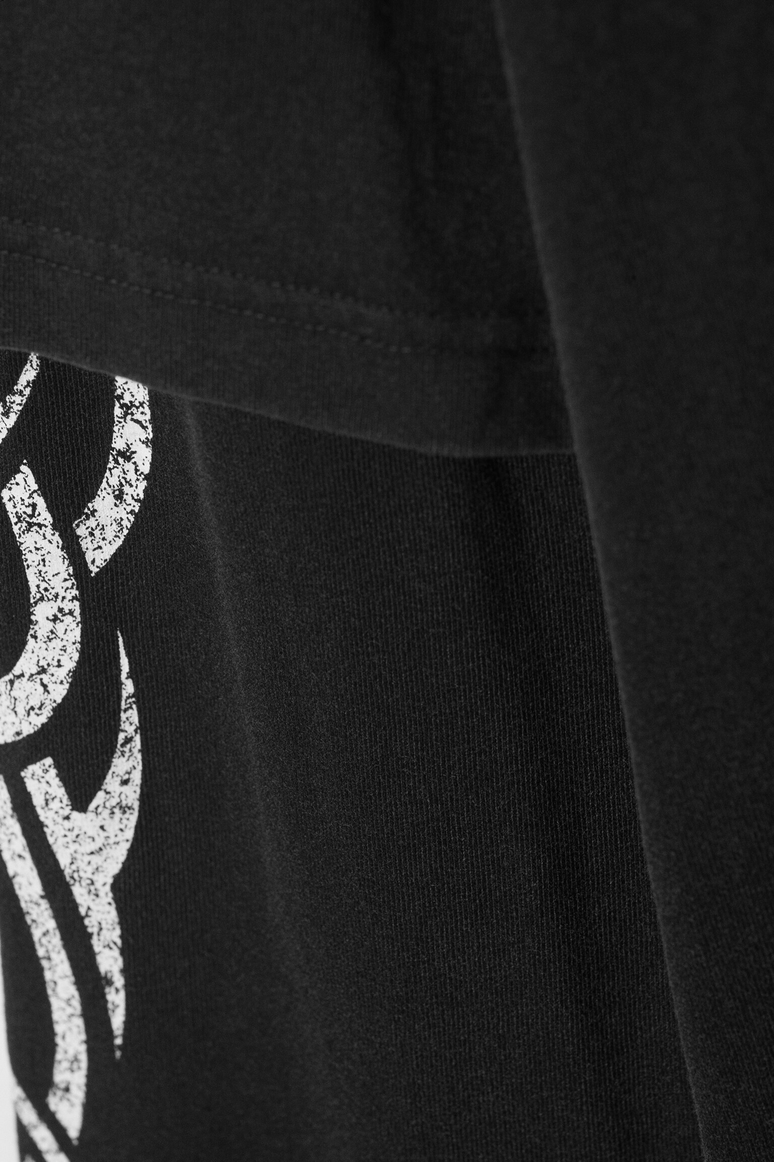 Dwuwarstwowy T-shirt oversize z długim rękawem - Black - White Tribal - 4