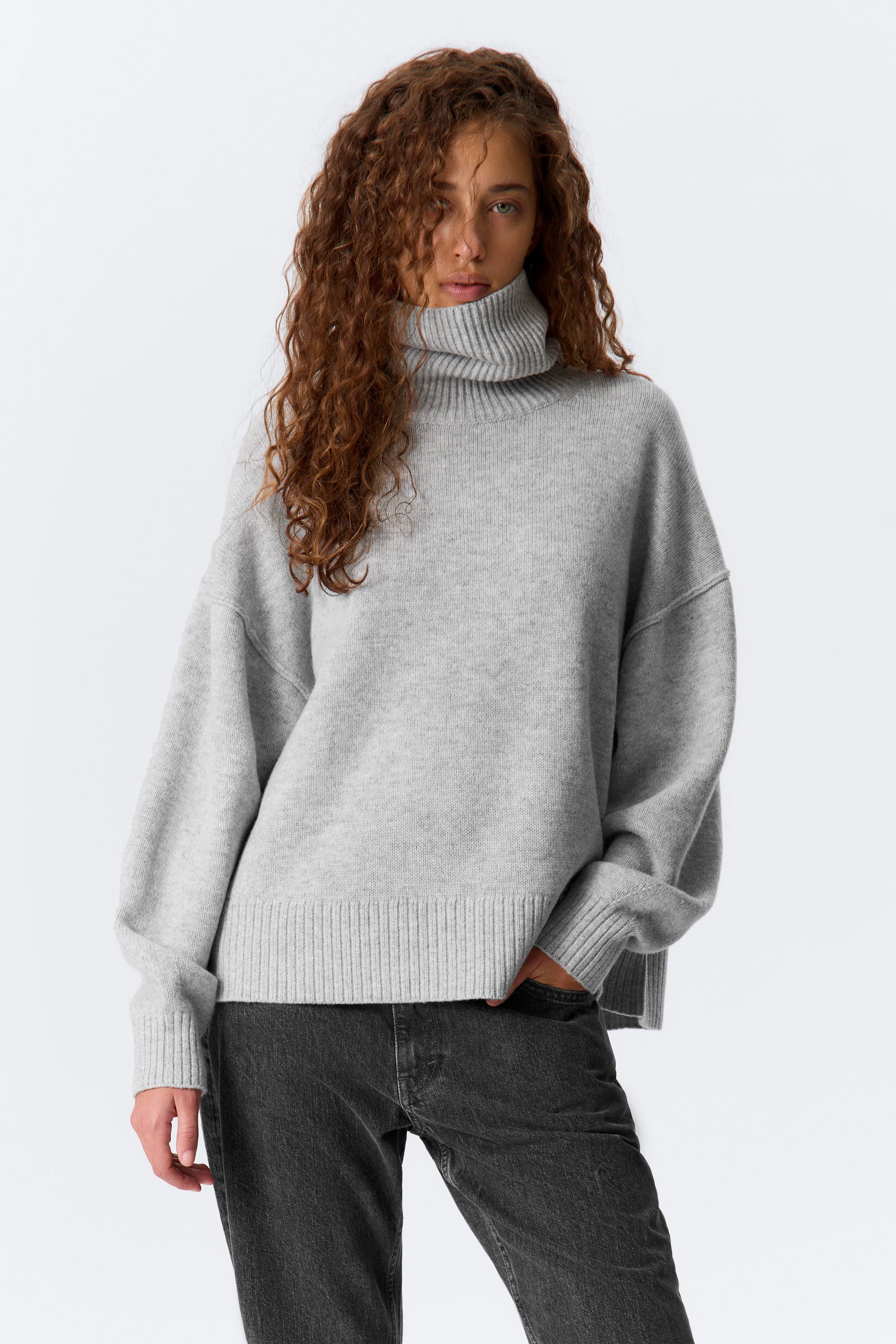 Grau meliert - Oversize-Rollkragenpullover aus Wolle - 1
