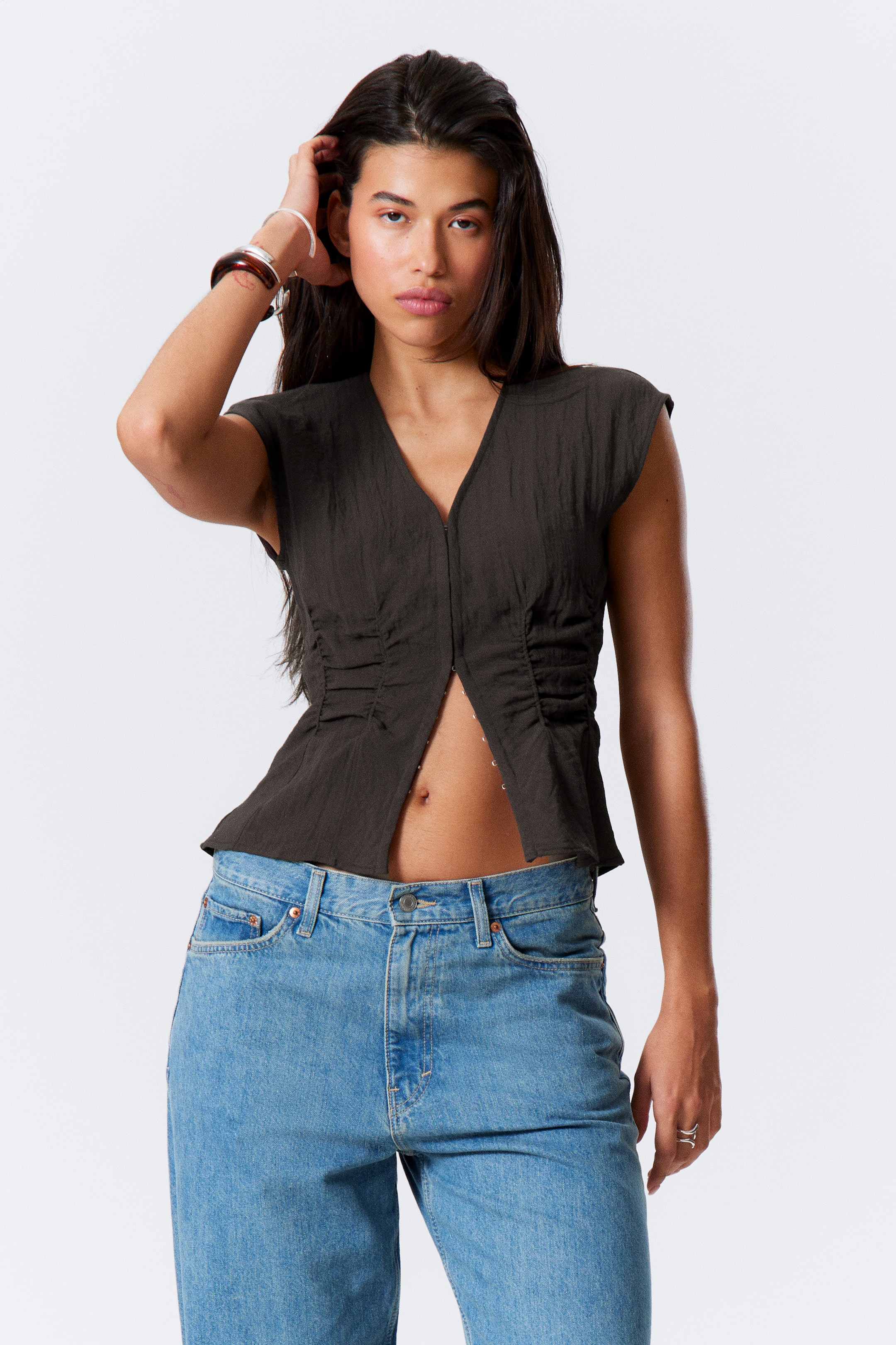 Grotere afbeelding bekijken: Sleeveless Crinkle Top - Donkerbruin - DAMES | H&M BE 1
