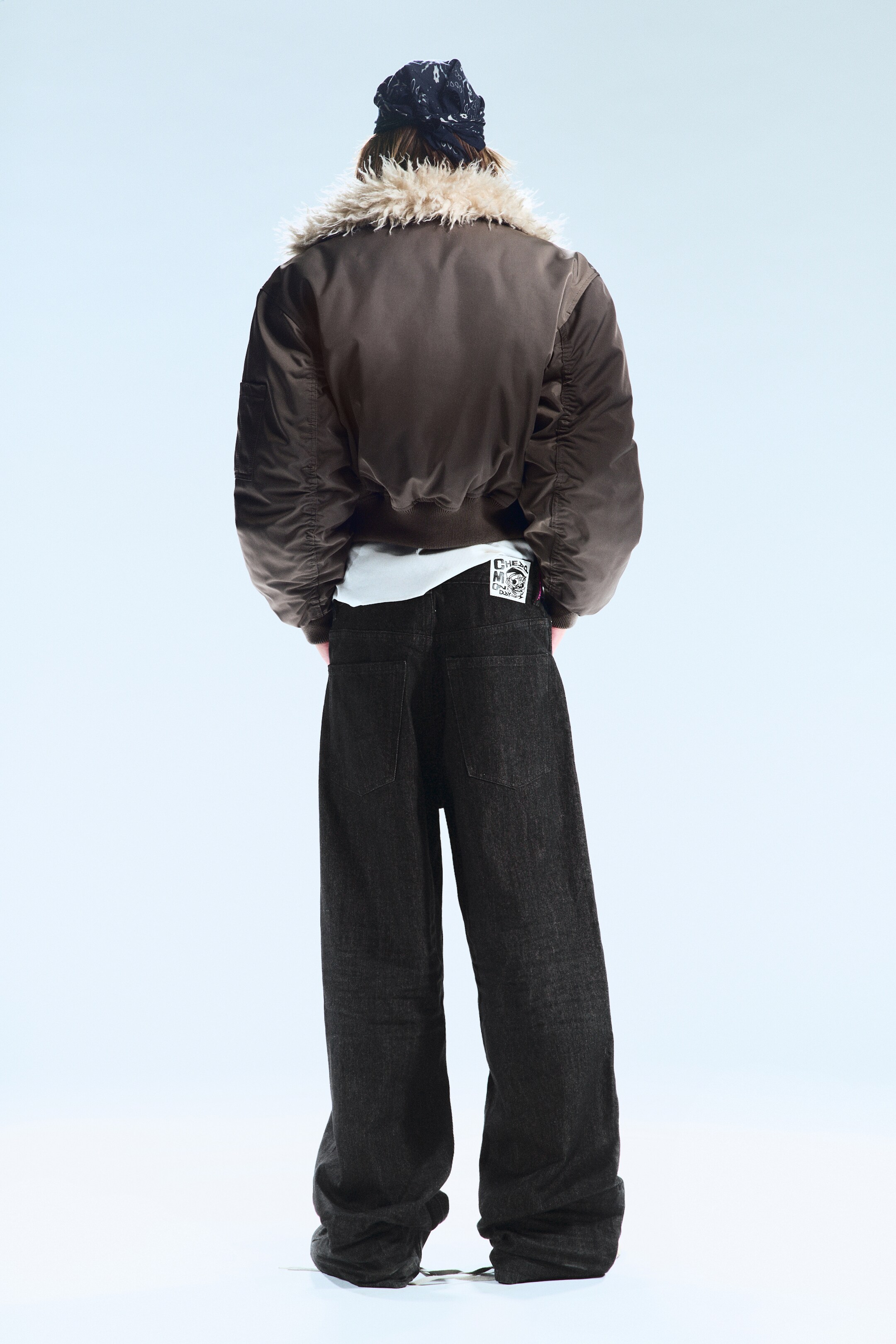 Zobrazit větší obrázek: Looser Regular Waist Loose Straight Jeans - Extra Black Rinse - MUŽI | H&M CZ 3