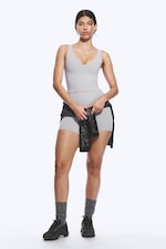 Grau - Kurzes Sporttop mit tiefem Ausschnitt - 1