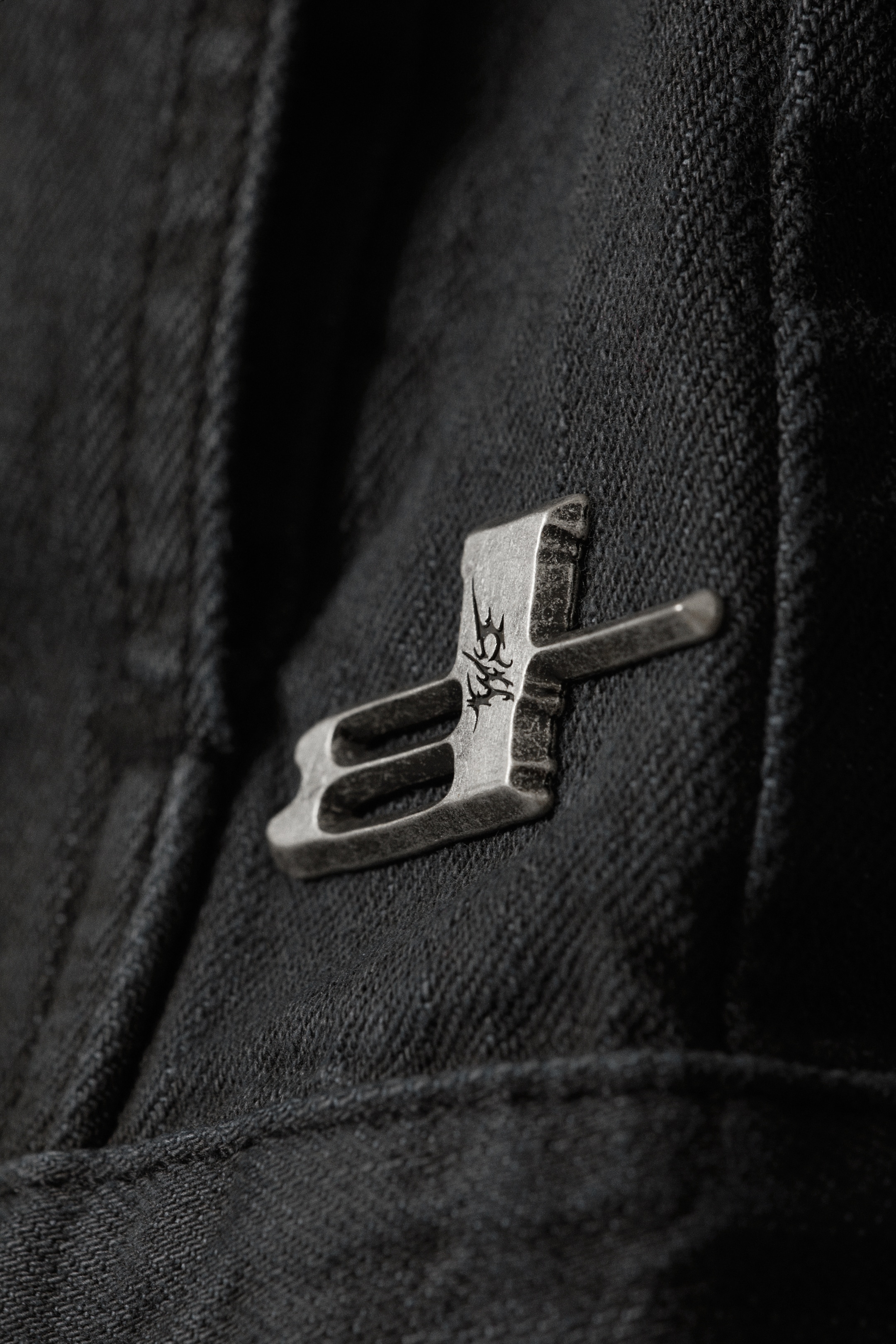 Zobrazit větší obrázek: CM x LB Issue Black Coated Unisex Denim Jacket - Coated Black - MUŽI | H&M CZ 3
