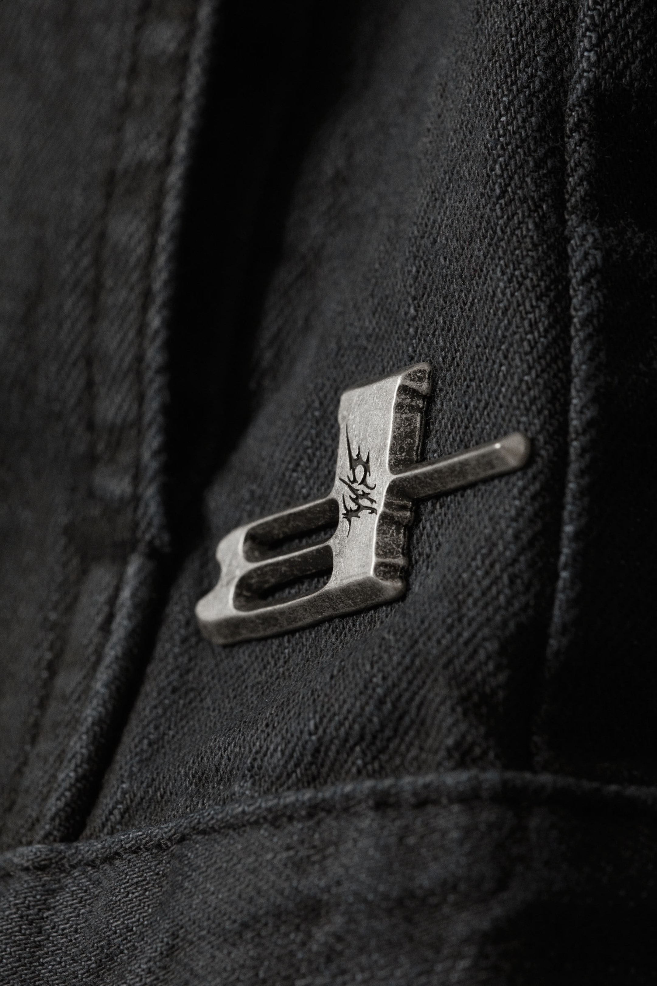 Beschichtetes Schwarz - CM x LB Schwarze, beschichtete Unisex-Jeansjacke - 9
