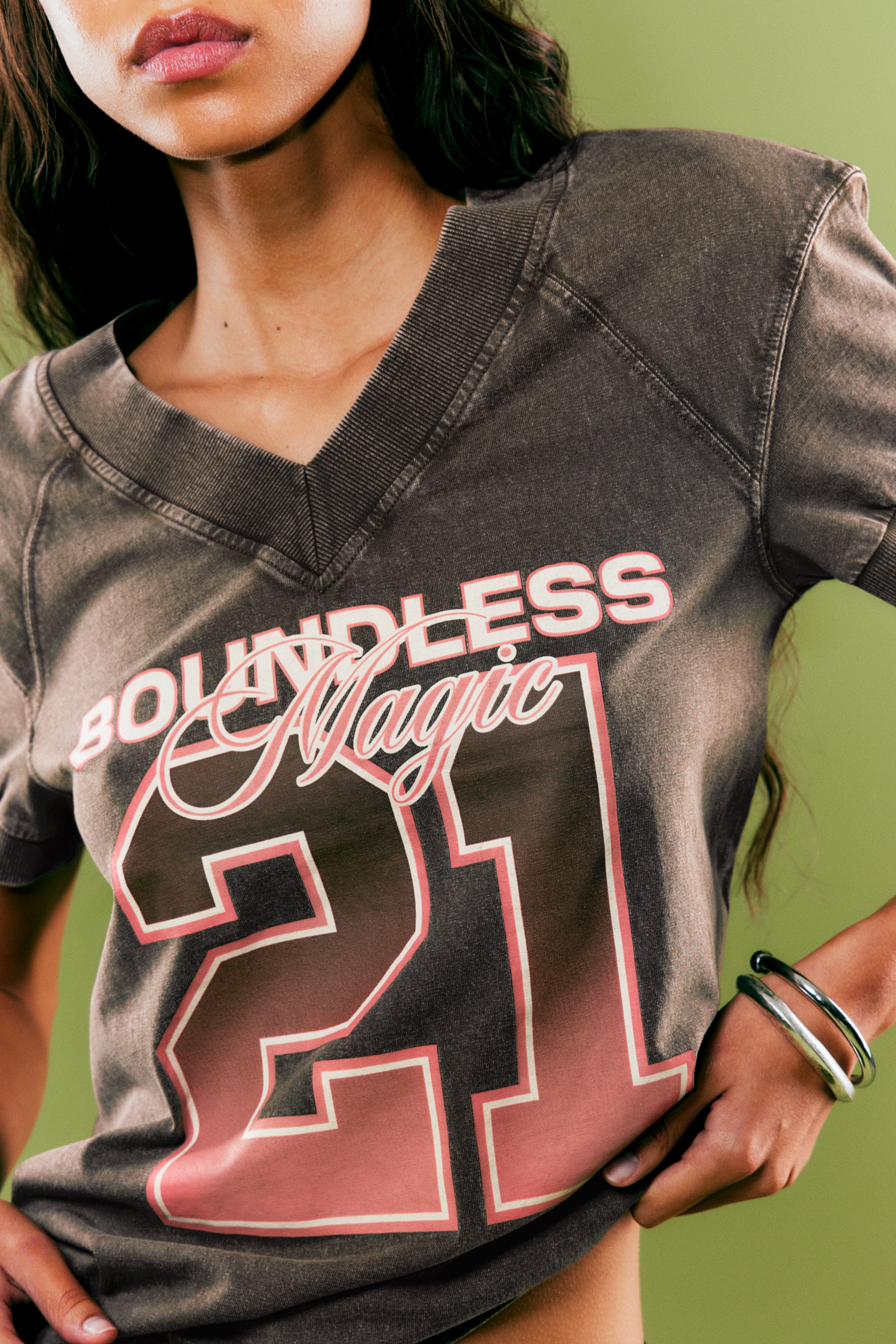 Visualizza immagine più grande: T-shirt V-Neck con grafica - Washed Brown - Boundless Magic - DONNA | H&M IT 1