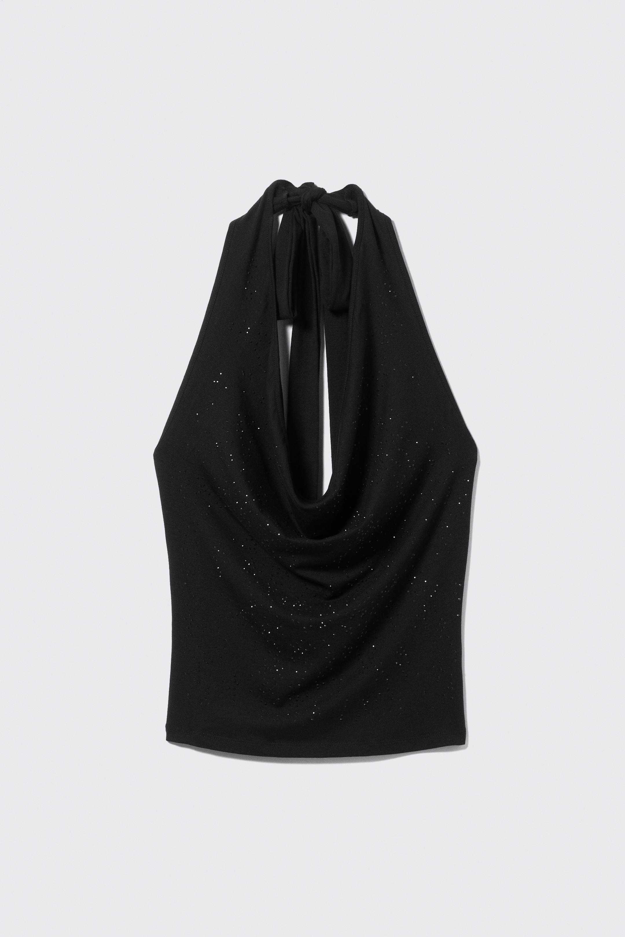 Ver imagen más grande: Un top halter negro muestra un escote drapeado en forma de cowl, acentuado con sutiles destellos brillantes a lo largo de la tela. Las correas anchas del cuello se atan en un lazo en la parte posterior del cuello.