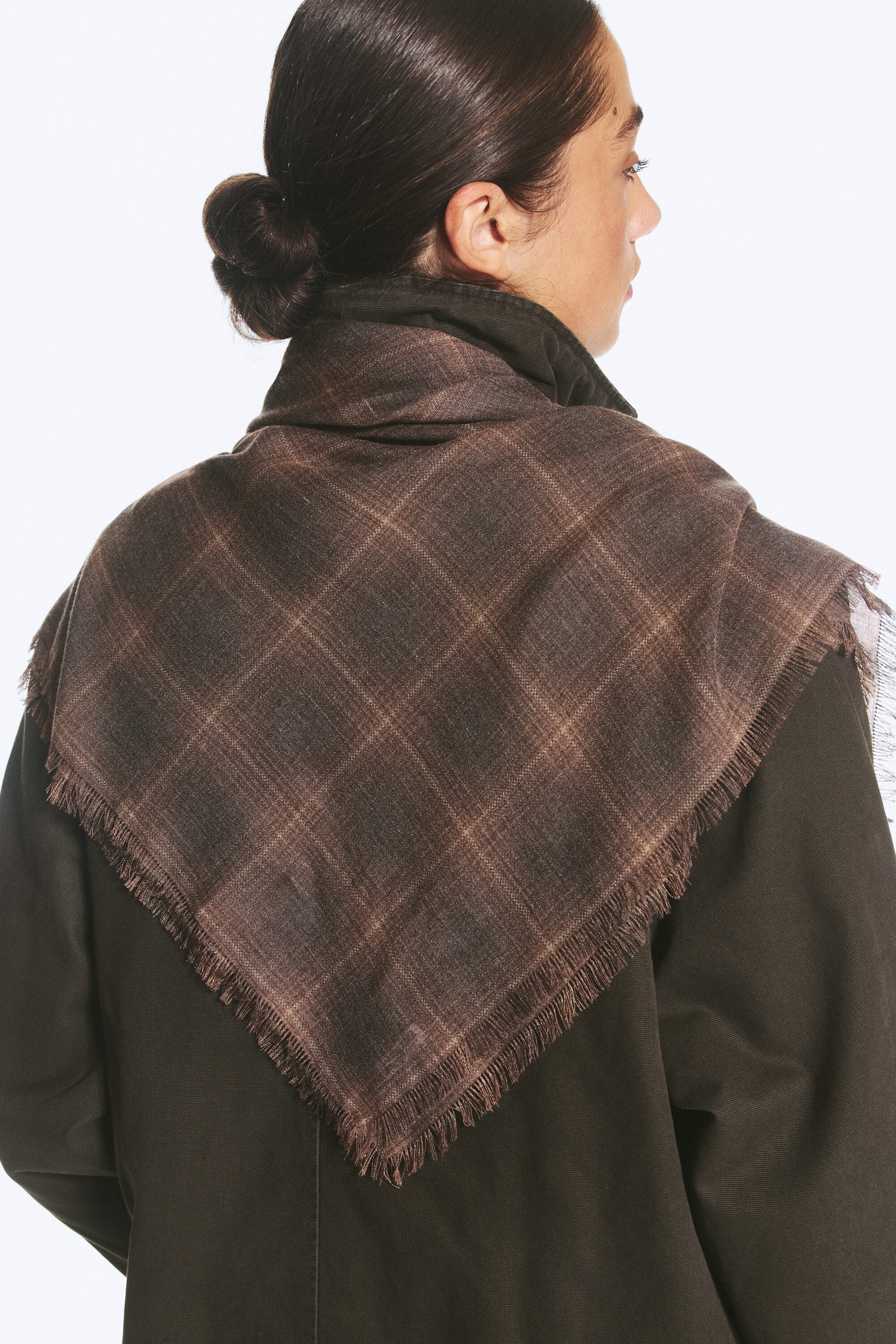 Rutig Brun - Fransig fyrkantig scarf med tryck - 0