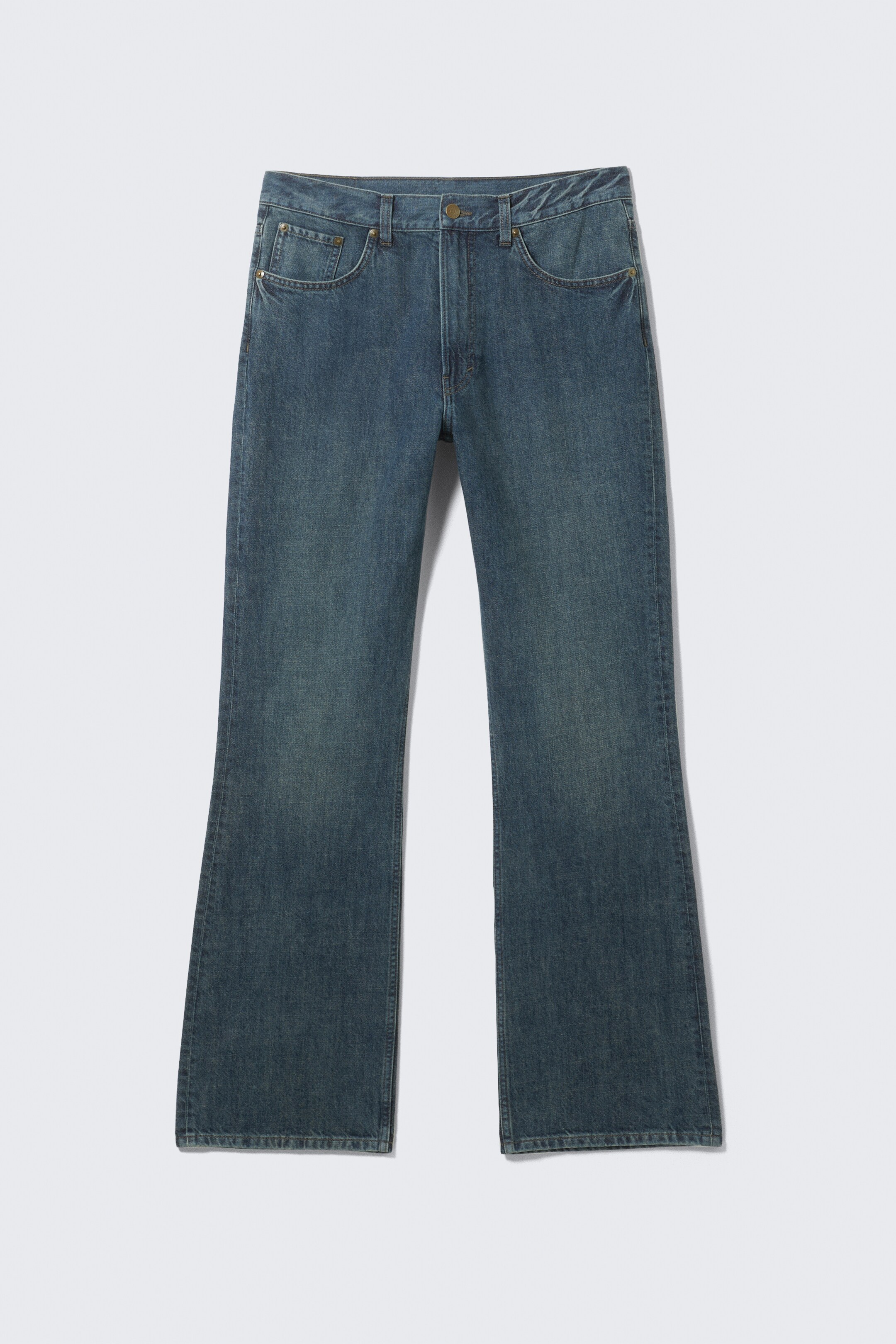 Zobraziť väčší obrázok: Pár modrých džínsov s voľným strihom je prezentovaný ZOZADU, s bootcut nohavicou s dlhšou dĺžkou. Džínsy majú klasický dizajn s 5 vreckami, prednými vreckami a vreckom na mince, zabezpečené kovovým gombíkom a zipsom, a denim má pruhovaný, vyblednutý vzhľad.