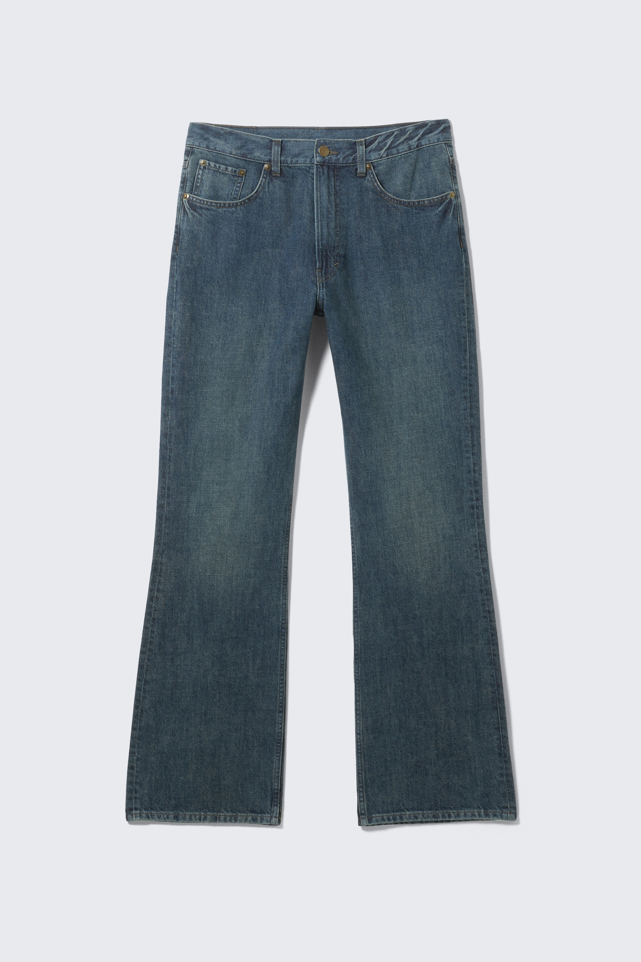 Visa större bild: Ett par blå jeans med avslappnad passform presenteras FRAM, med ett bootcut-ben och lång längd. Jeansen har en klassisk 5-ficksdesign med framfickor och en myntficka, säkrade med en metallknapp och dragkedja, och denimtyget visar en randig, blekt tvätt.