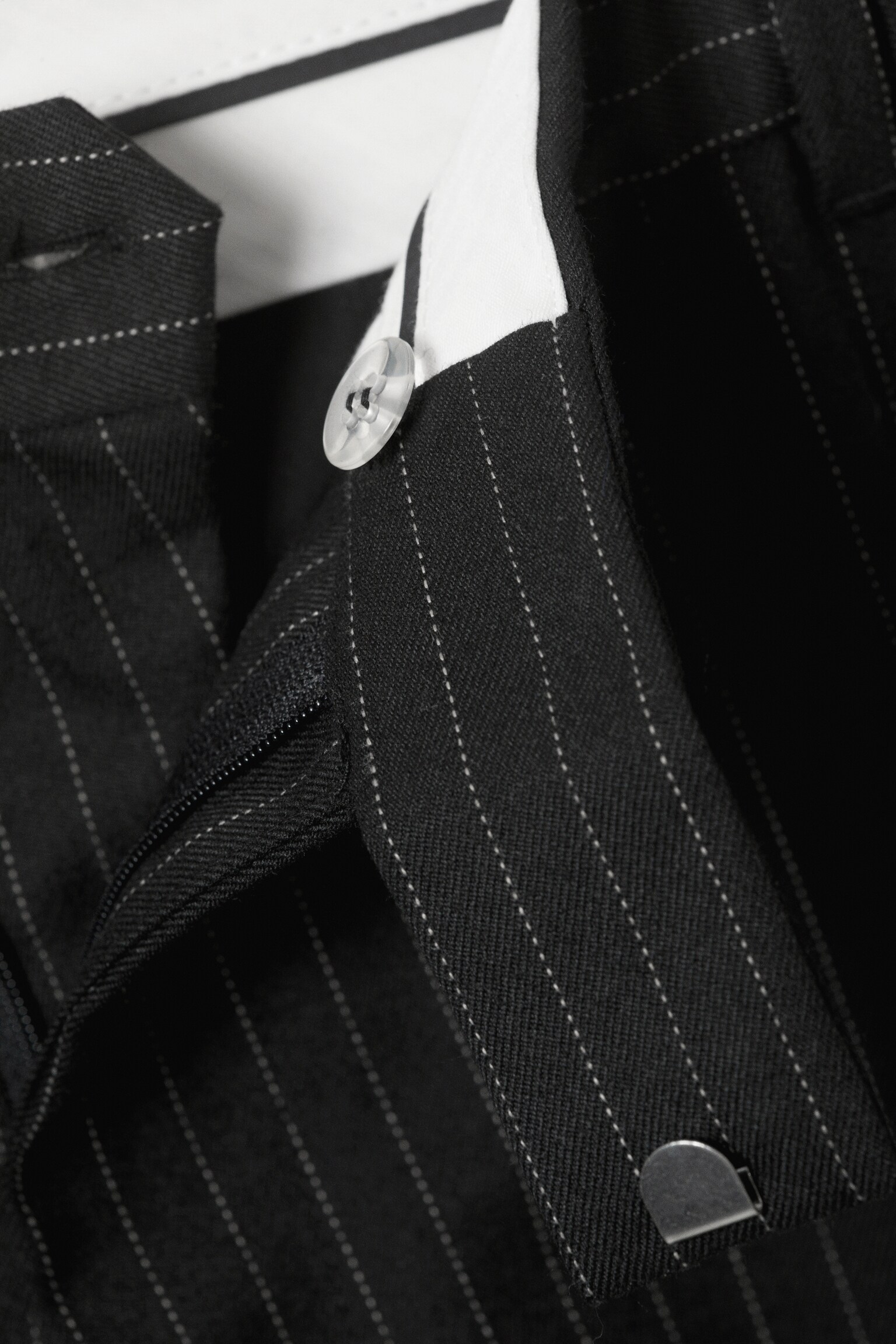 Plisowane spodnie garniturowe Relaxed - Black Pinstripe - 4