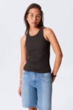 Dunkelbraun - Tailliertes geripptes Tanktop - 0
