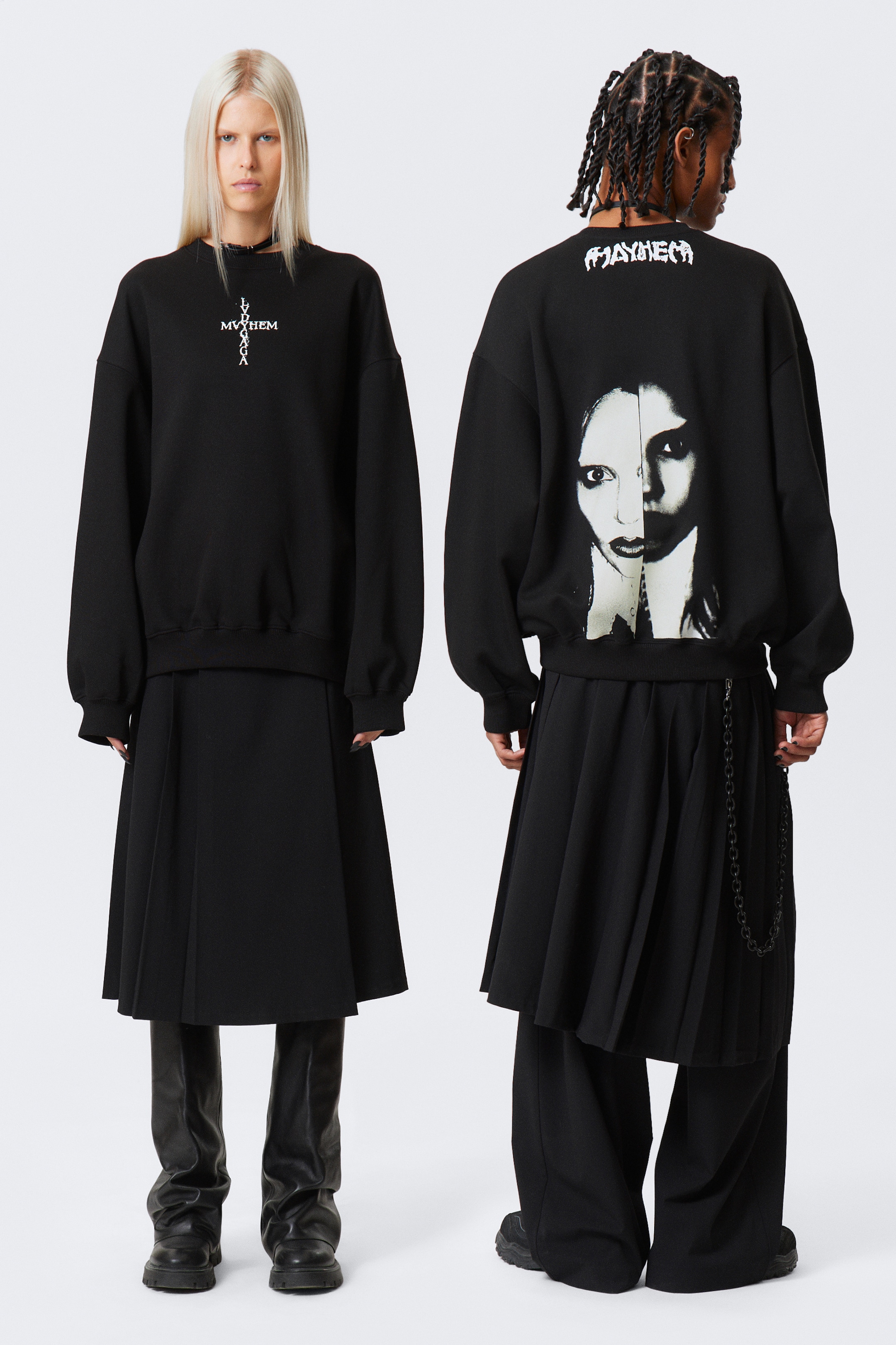 Agrandir l'image: Un sweat-shirt surdimensionné présente un col rond côtelé, des épaules tombantes, des manches longues avec des poignets côtelés et un ourlet côtelé. Son devant affiche un motif croisé graphique, et son dos présente une grande impression de portrait monochrome avec un texte de logo.