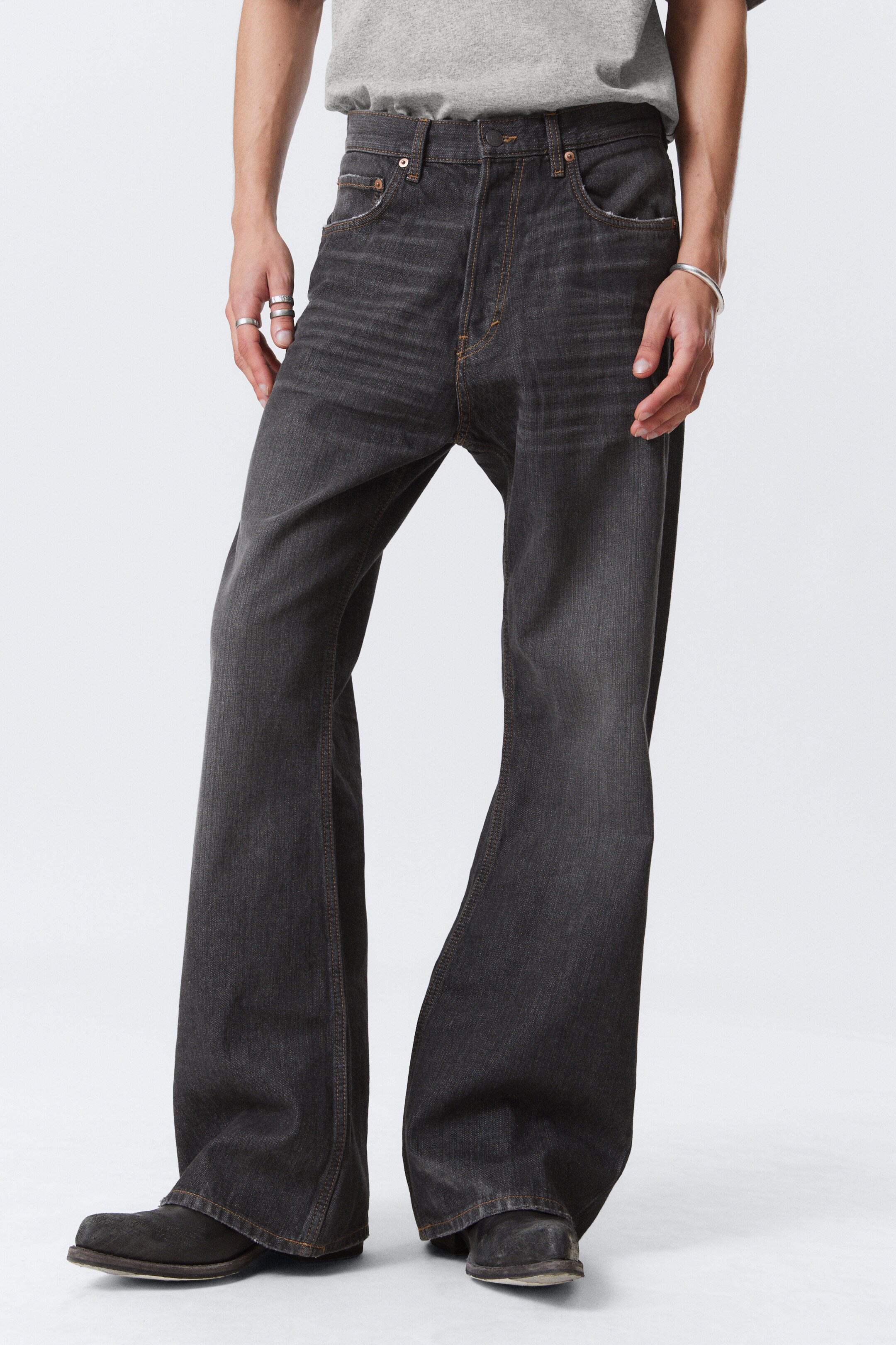 Grösseres Bild ansehen: Time Loose Bootcut Leg Jeans - Ash Black - Schwarz - HERREN | H&M CH 3