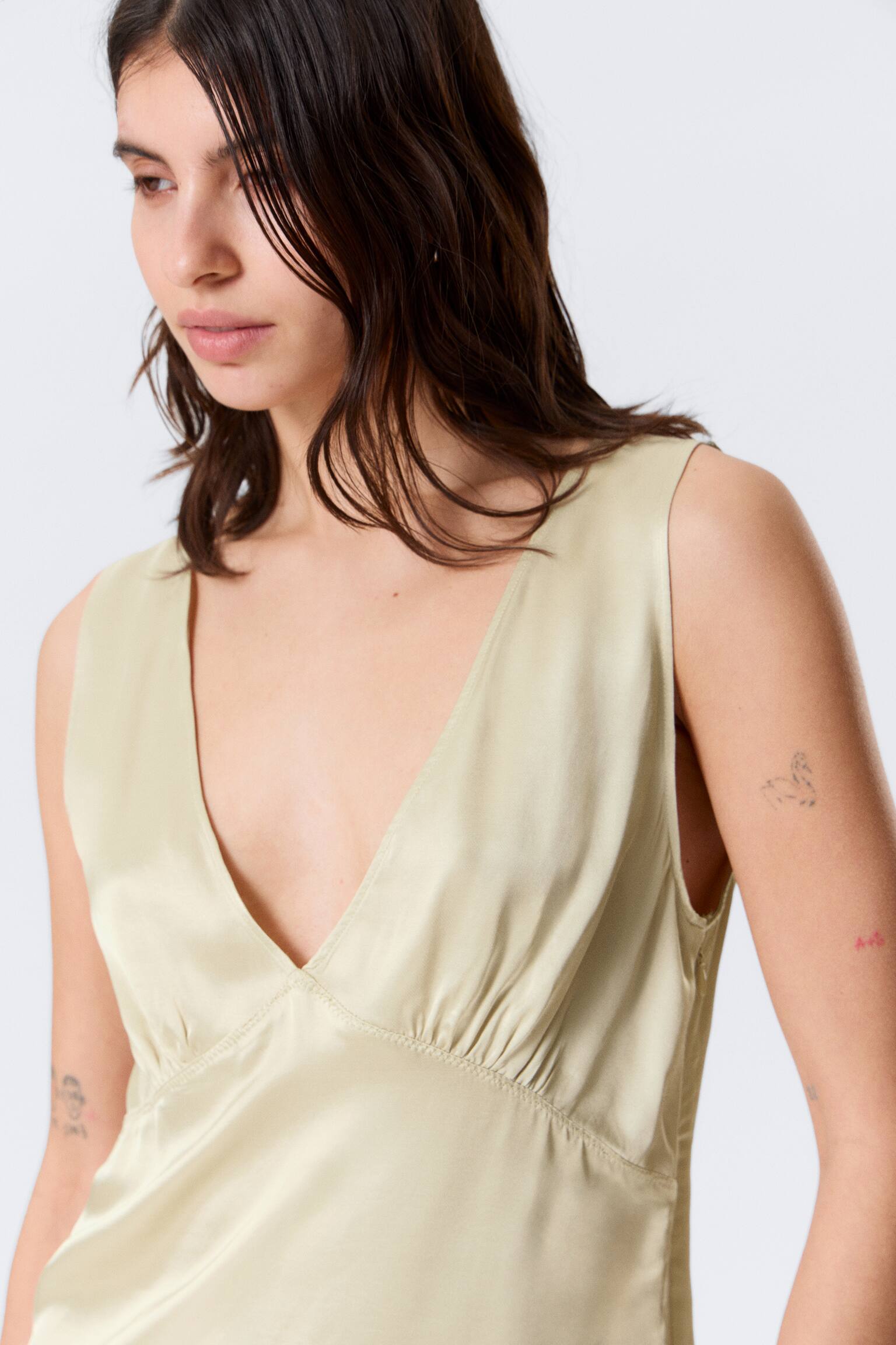 Ujjatlan, V-nyakú szatén top - Világos poros bézs/Fekete - 3