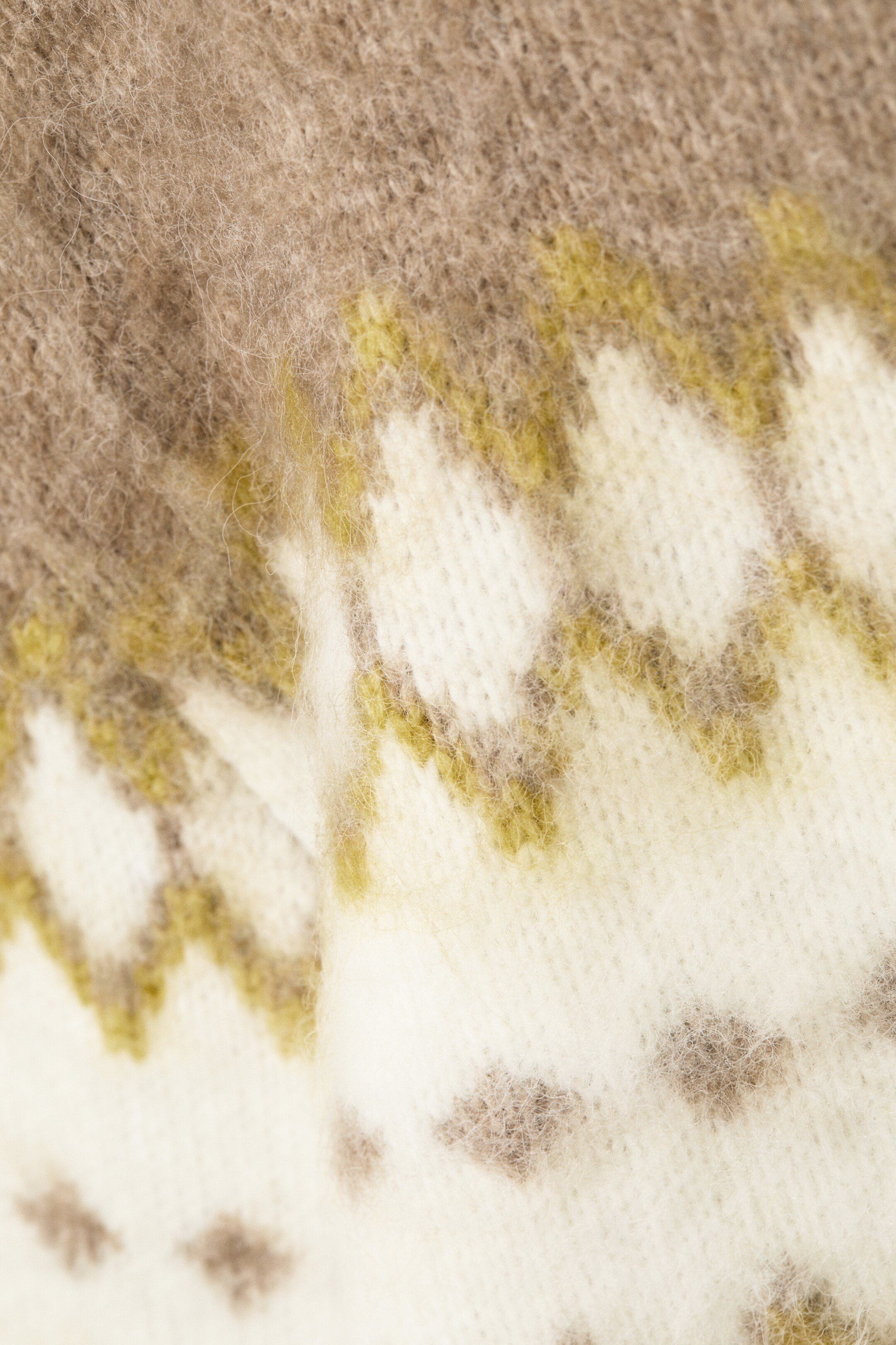 Agrandir l'image: Le pull présente un gros plan de son tissu tricoté moelleux, affichant un motif géométrique en beige, blanc cassé et vert olive.