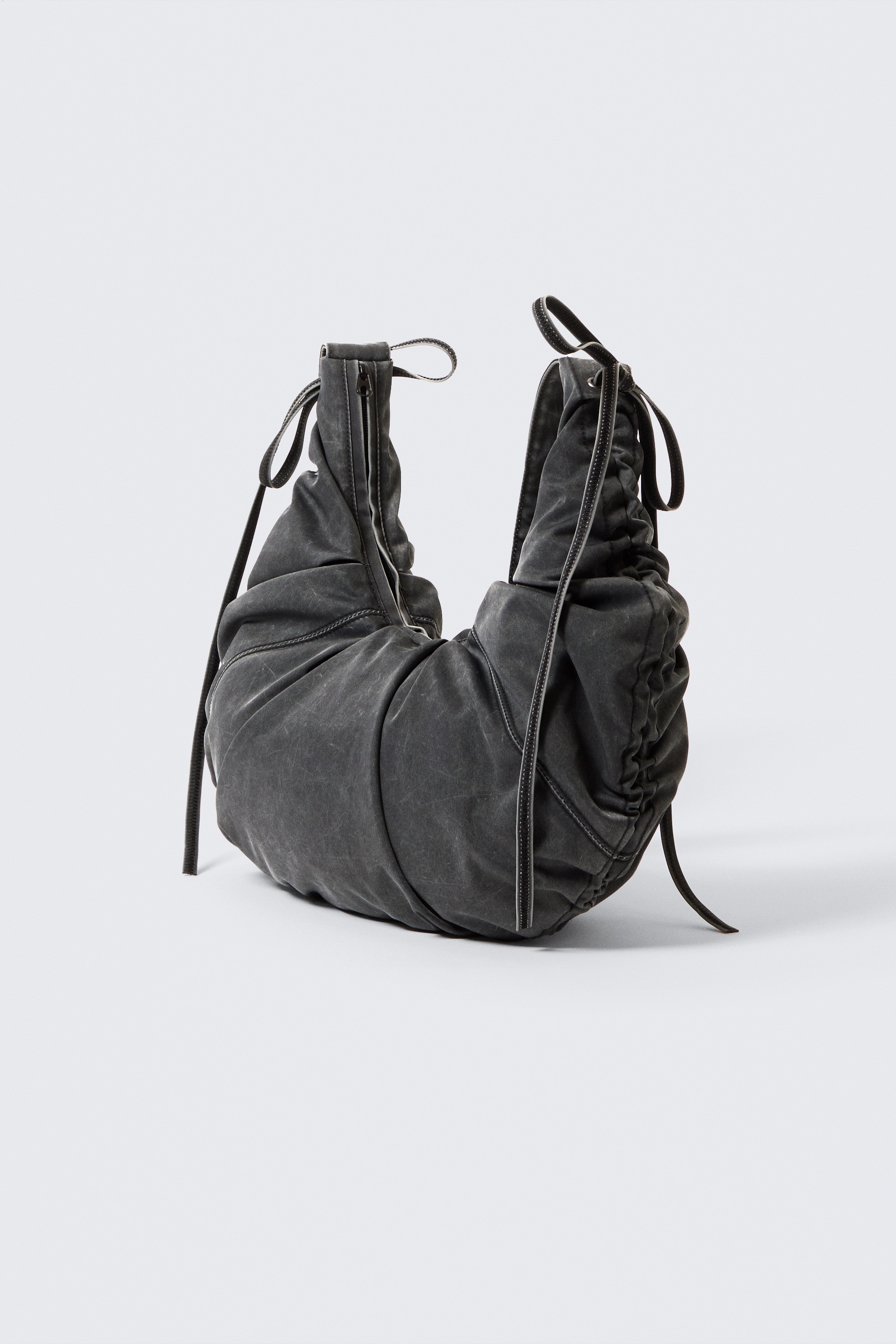 NAŘASENÁ CROSSBODY KABELKA - Černá