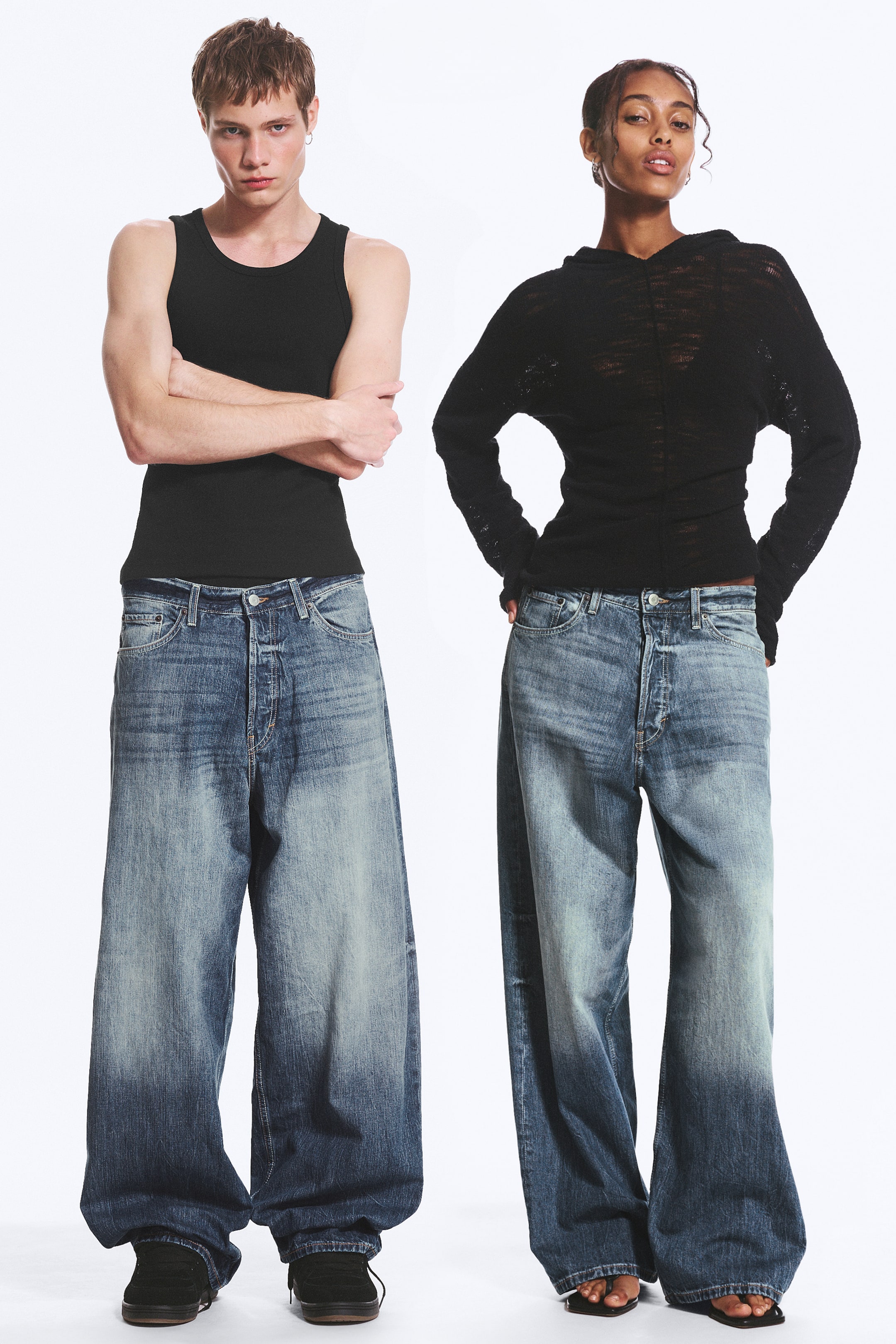 Agrandir l'image: Vue de face sur un jean en denim bleu à jambes larges, présentant un délavage en dégradé plus foncé à la taille et à l'ourlet, et plus clair au niveau des cuisses et des genoux.