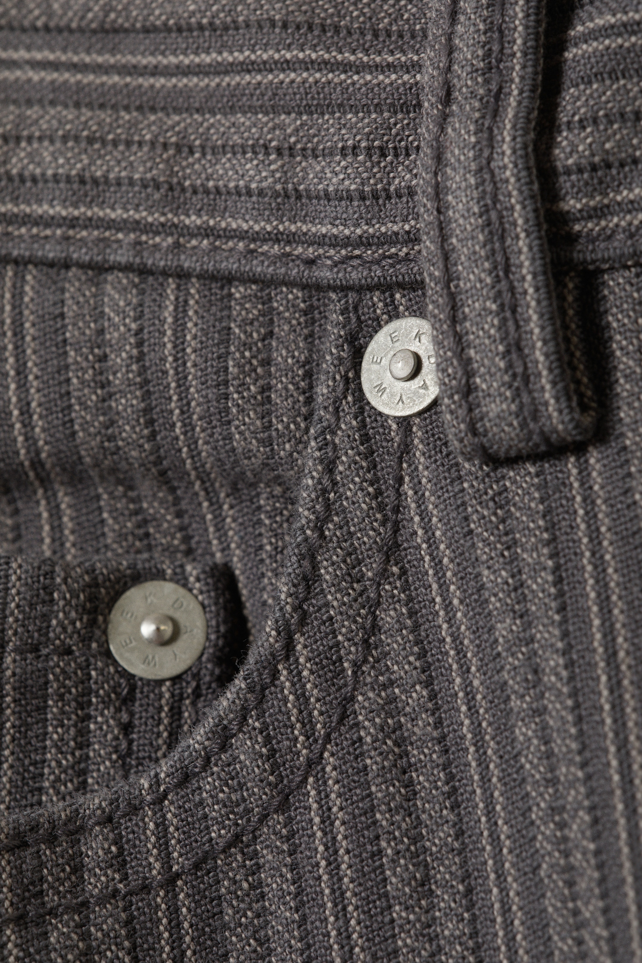 Grotere afbeelding bekijken: Broek met krijtstrepen en lage taille - Dark Grey - Pinstriped - DAMES | H&M BE 2