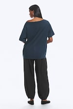 Dunkelblau - Oversized T-Shirt mit U-Boot-Ausschnitt - 2