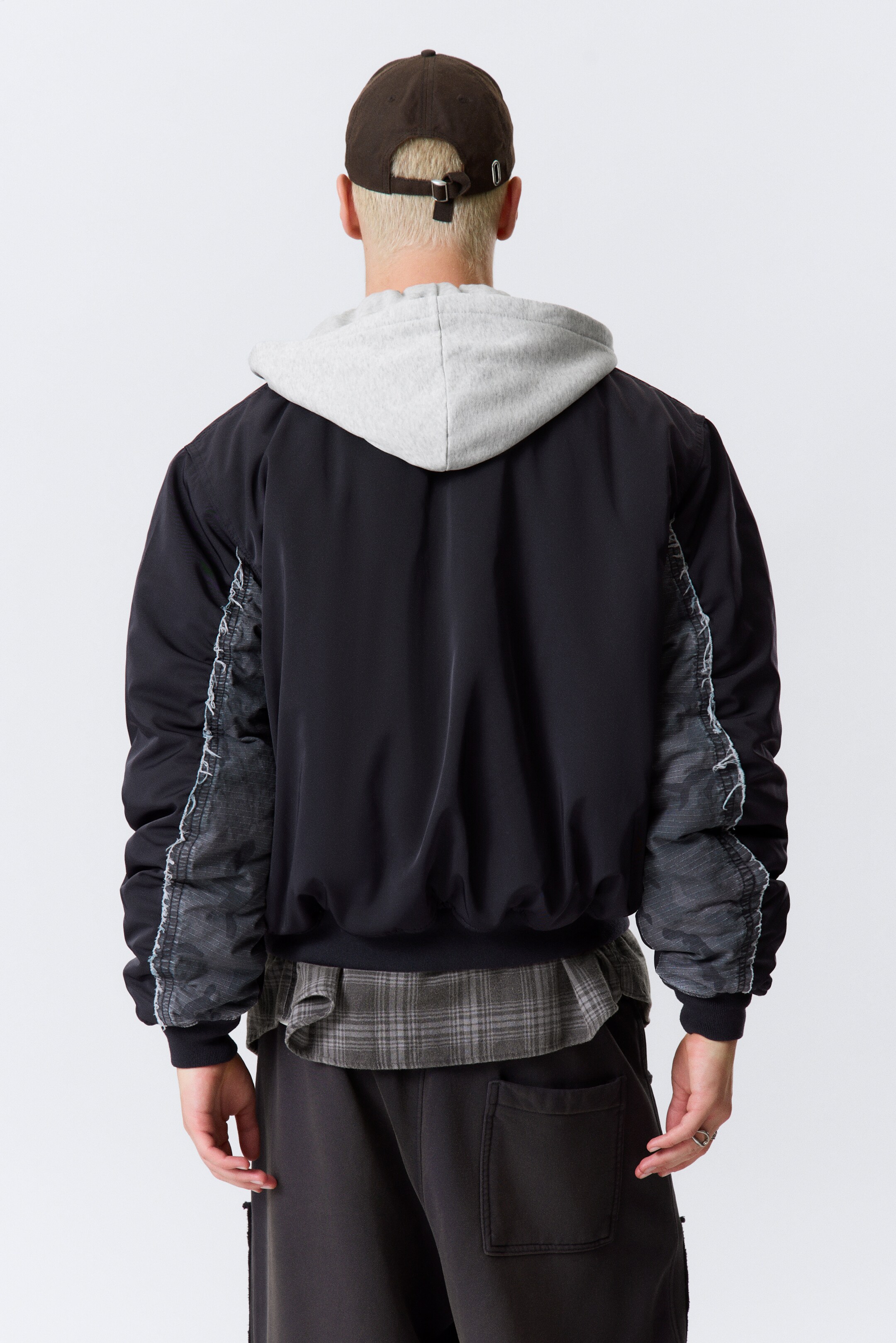 Vezi imaginea mai mare: Geacă bomber lejeră cu glugă - Bleumarin închis - BĂRBAŢI | H&M RO 7