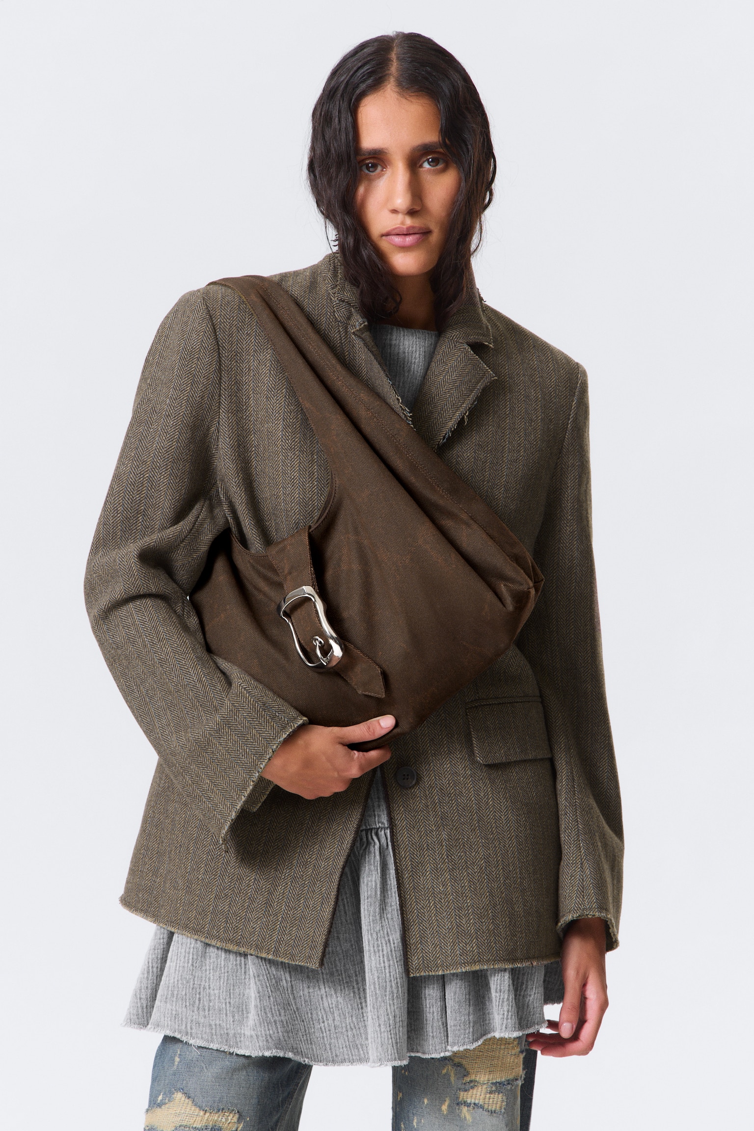 Strukturierte Shoulder Bag aus Canvas mit Schnalle - Braun