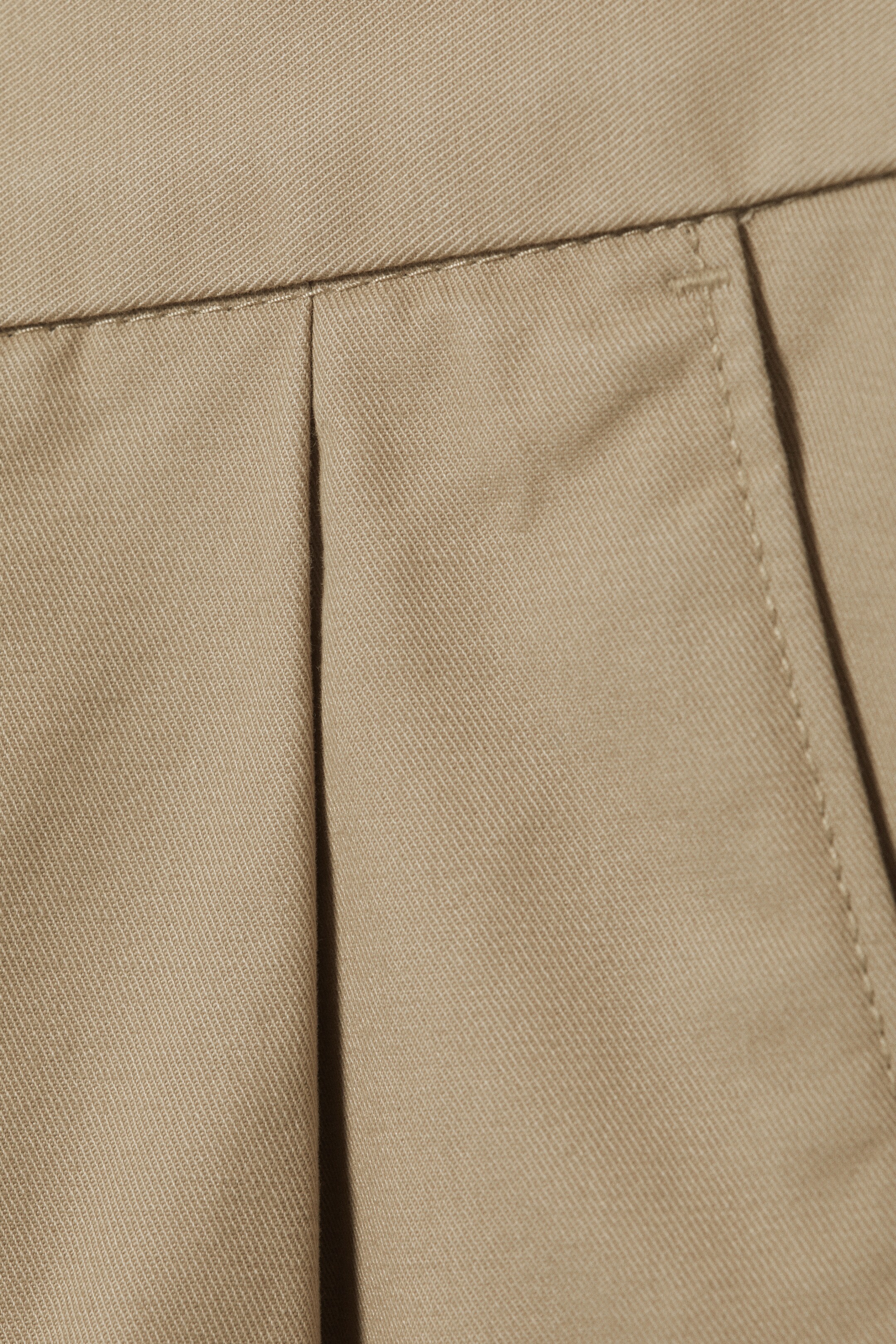 Ver imagen más grande: Chinos de sarga de algodón plisados y oversized - Beige - HOMBRE | H&M ES 7