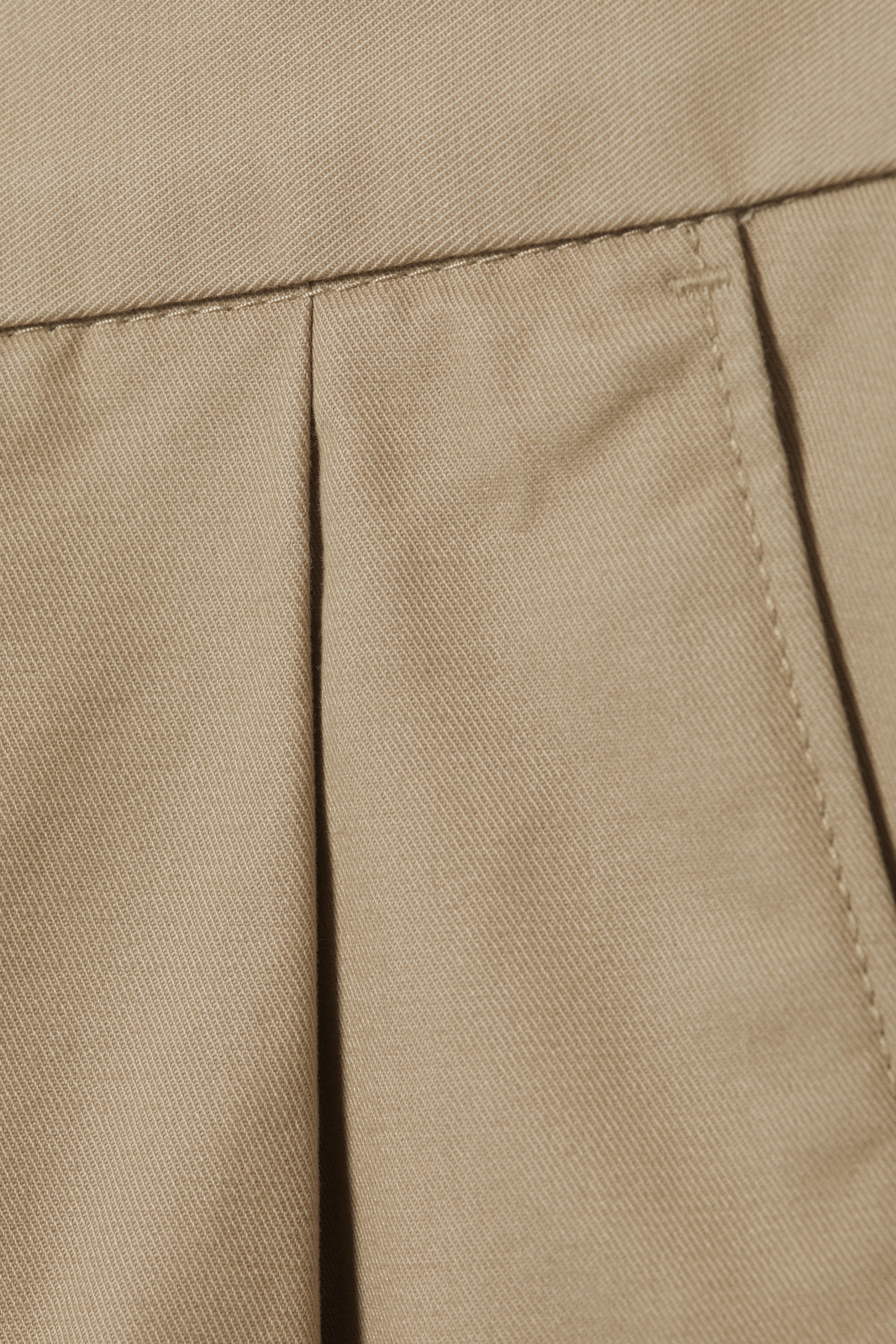 Se større billede: Oversized plisserede chinos i bomuldstwill - Beige - HERRE | H&M DK 7