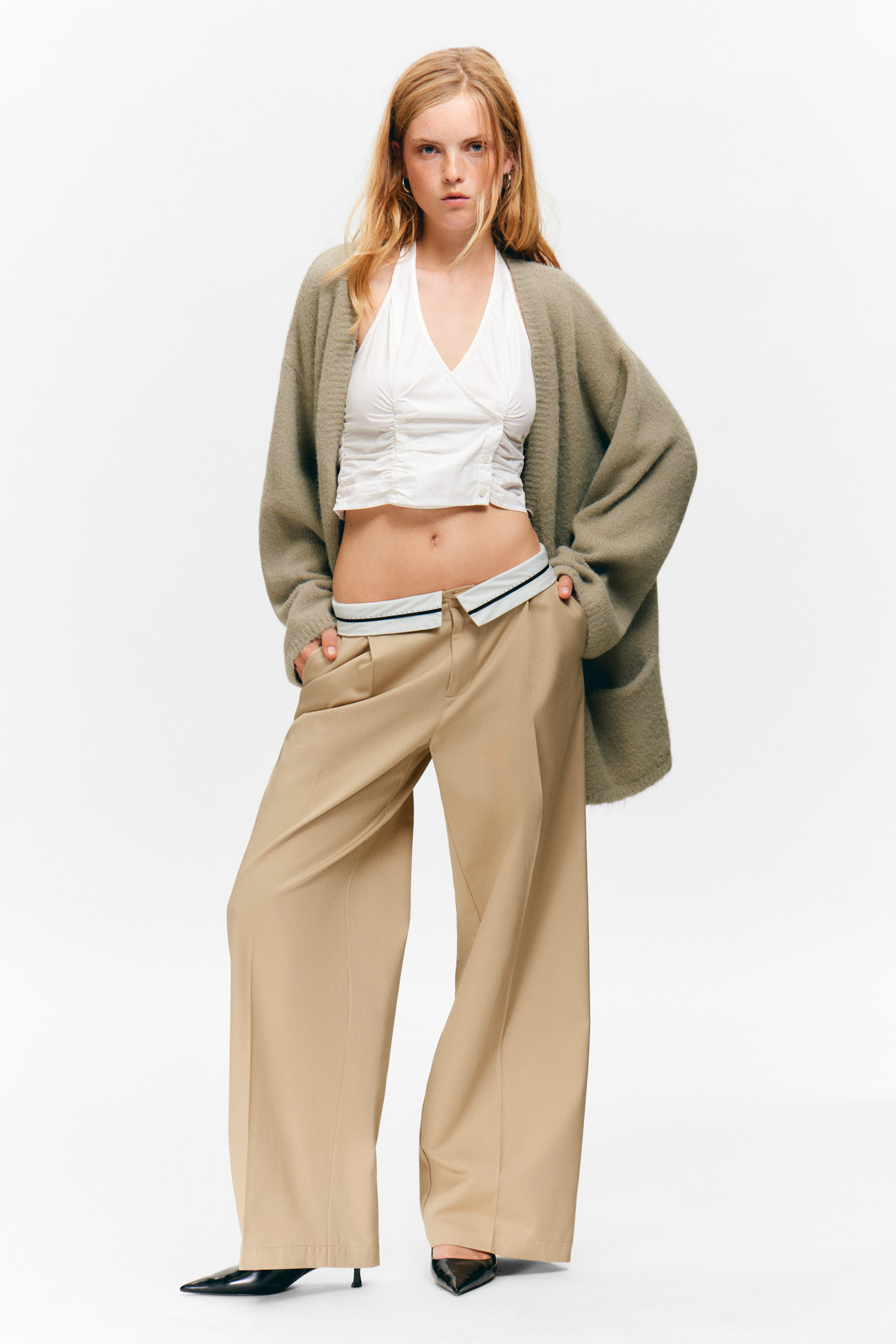 Staubiges Beige - Weiche Strickjacke mit V-Ausschnitt - 1