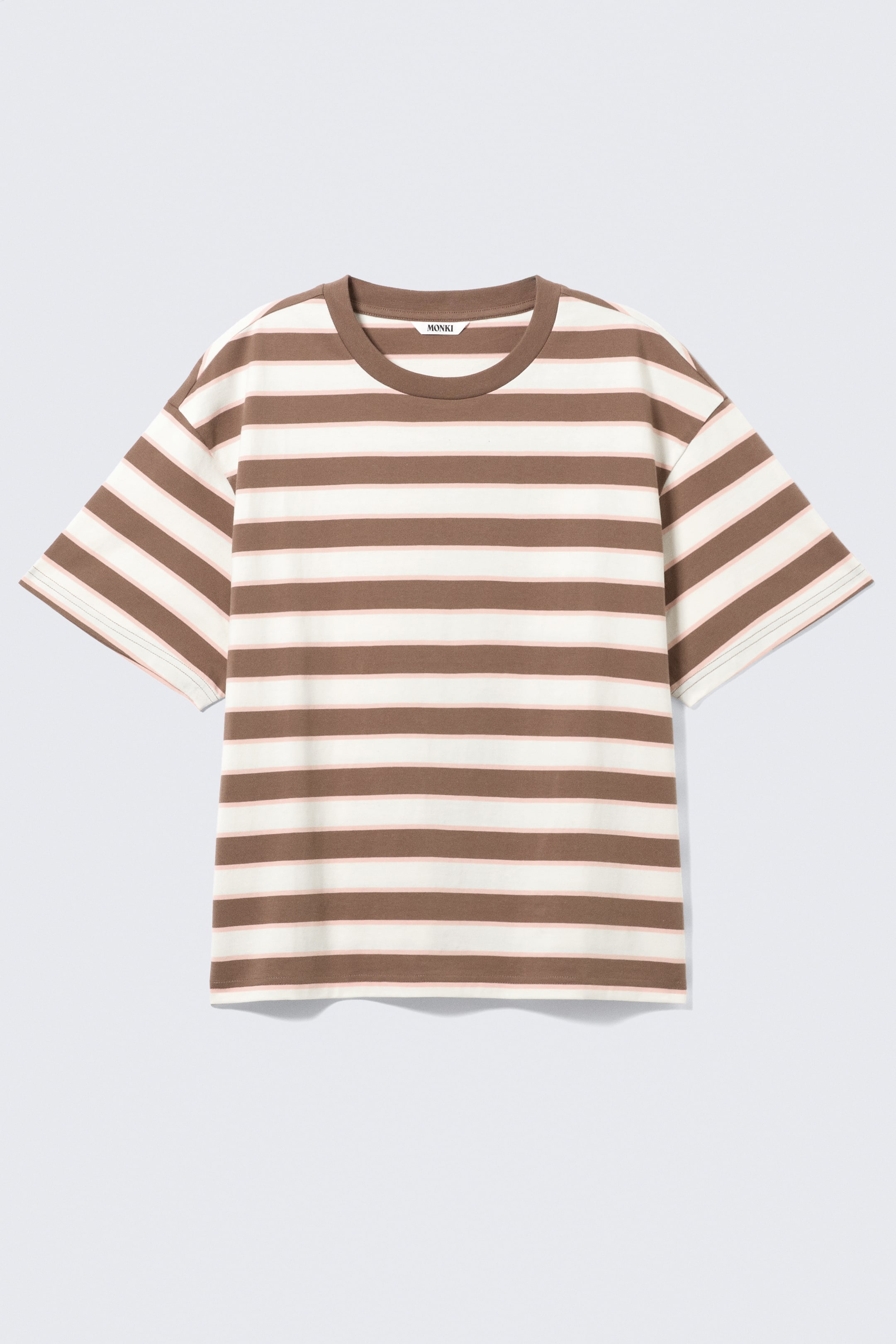 Grotere afbeelding bekijken: Van de VOORKANT presenteert het T-shirt een losse, boxy pasvorm, met horizontale strepen in bruin, off-white en dun roze. Het heeft een geribbelde ronde halslijn, verlaagde schouders en een rechte zoom, en een 'MONKI'-label is zichtbaar aan de achterkant van de nek.