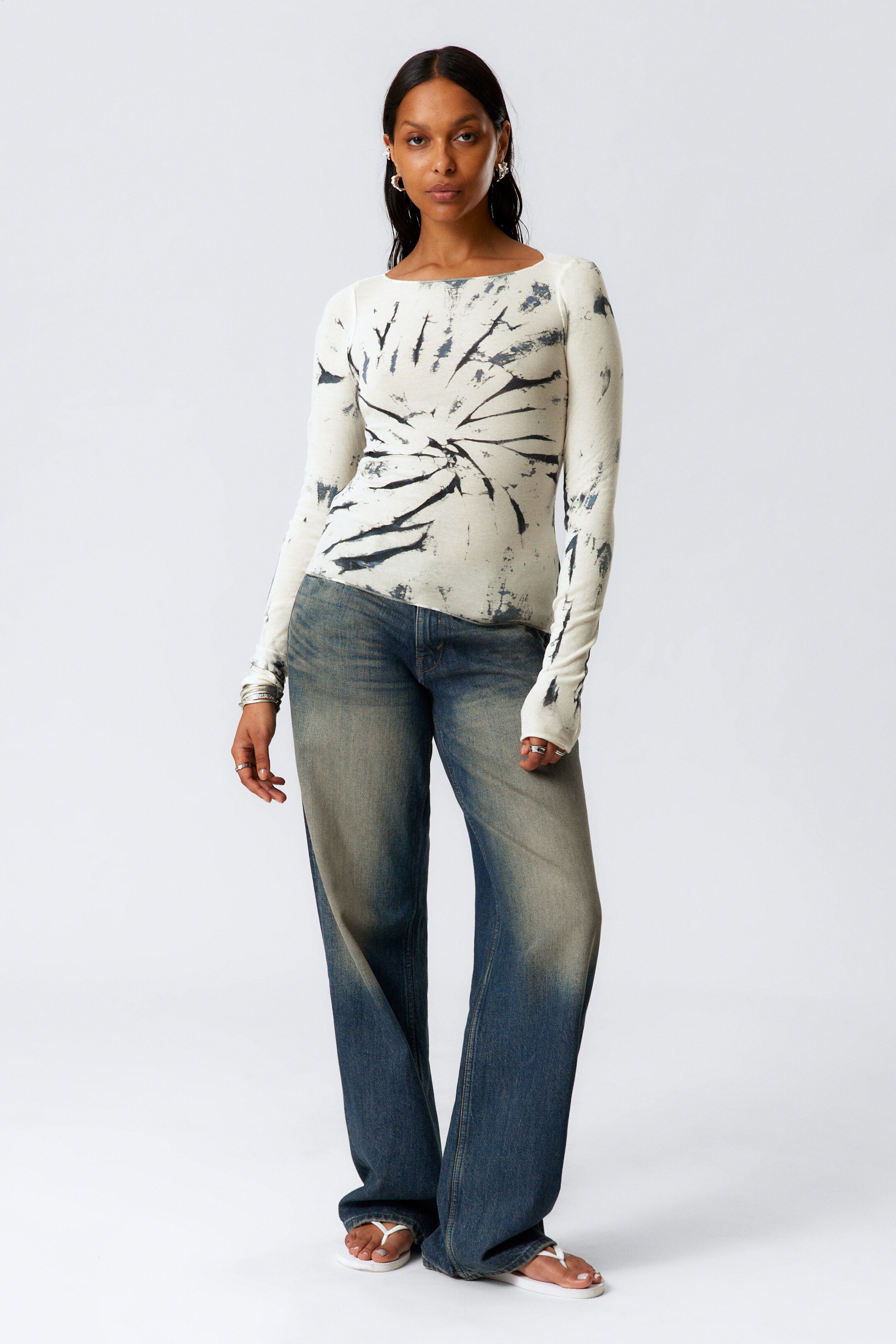 Vis større bilde: Slim fit mønstret topp med lange ermer og båthals - White Tie-Dye - DAME | H&M NO 2