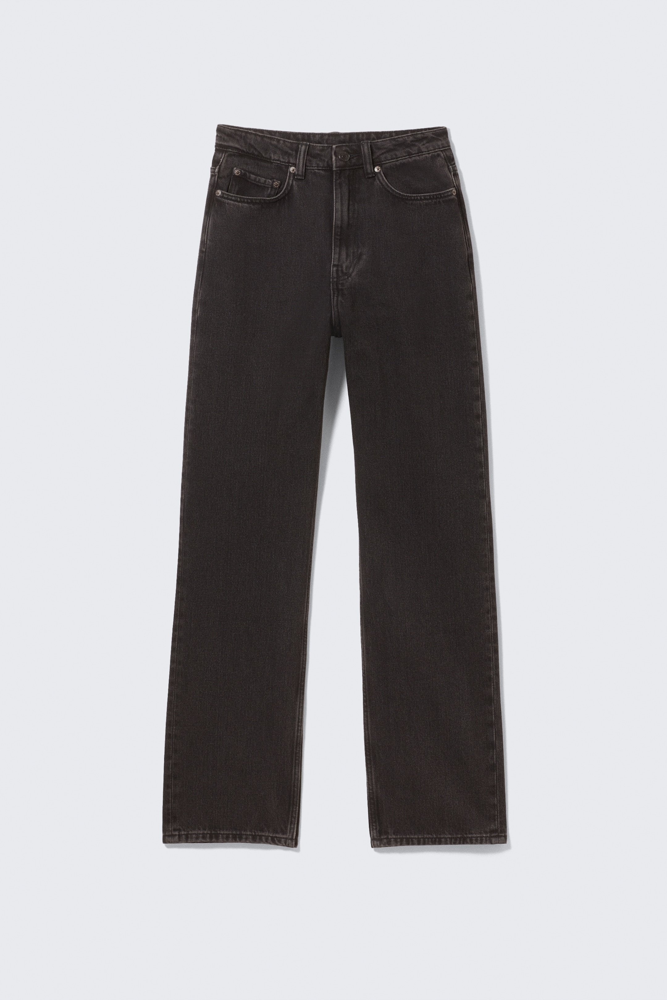 Agrandir l'image: Une paire de jeans en denim gris foncé à jambes larges est debout et fait face à l'avant. Elle présente un design taille haute avec des poches avant et une poche à monnaie, des rivets visibles, des passants de ceinture, une fermeture à bouton et à glissière, et des coutures contrastées.