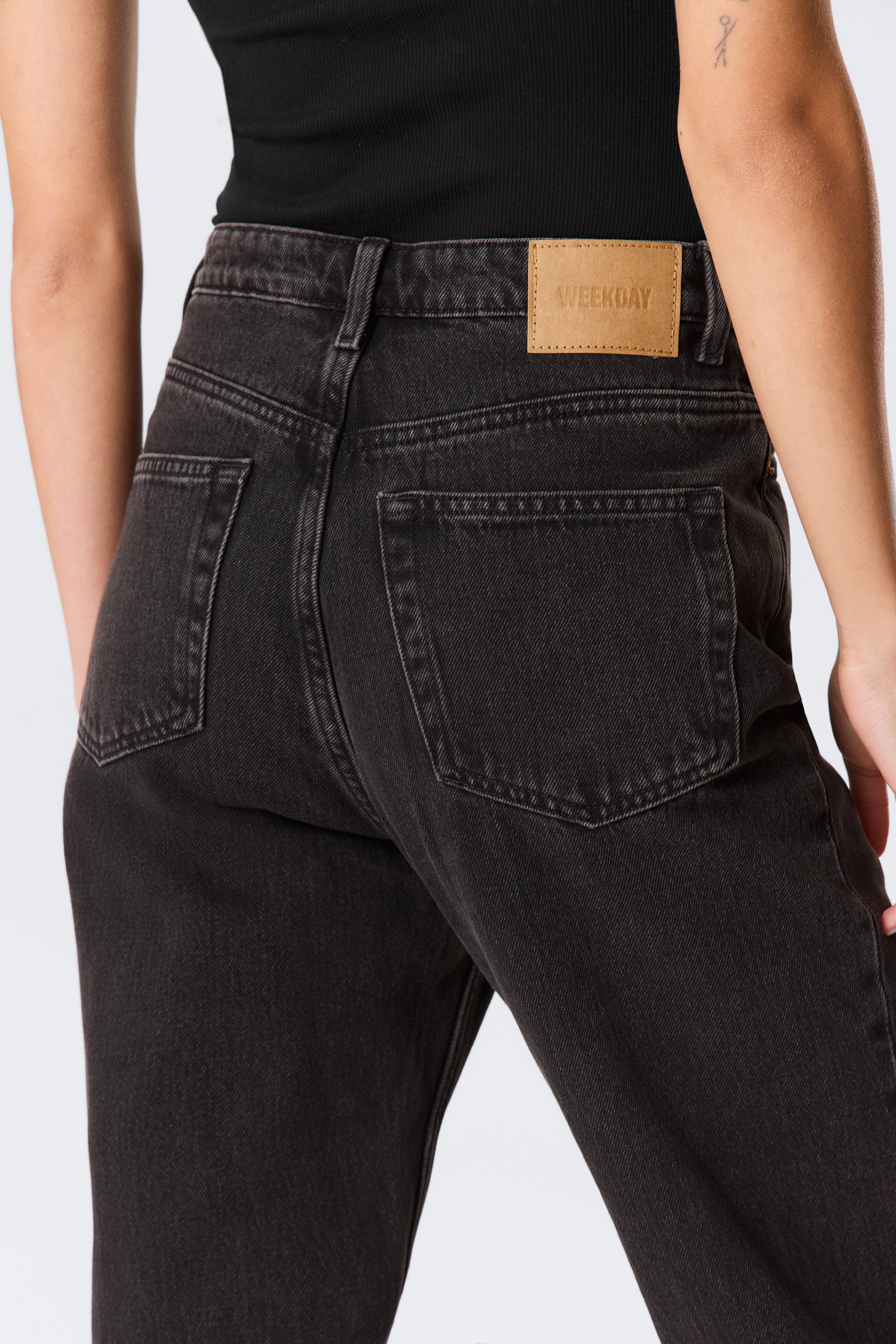 Zobacz większy obraz: Rowe Super High Waisted Regular Straight Leg Jeans - Echo Black - Black - ONA | H&M PL 5