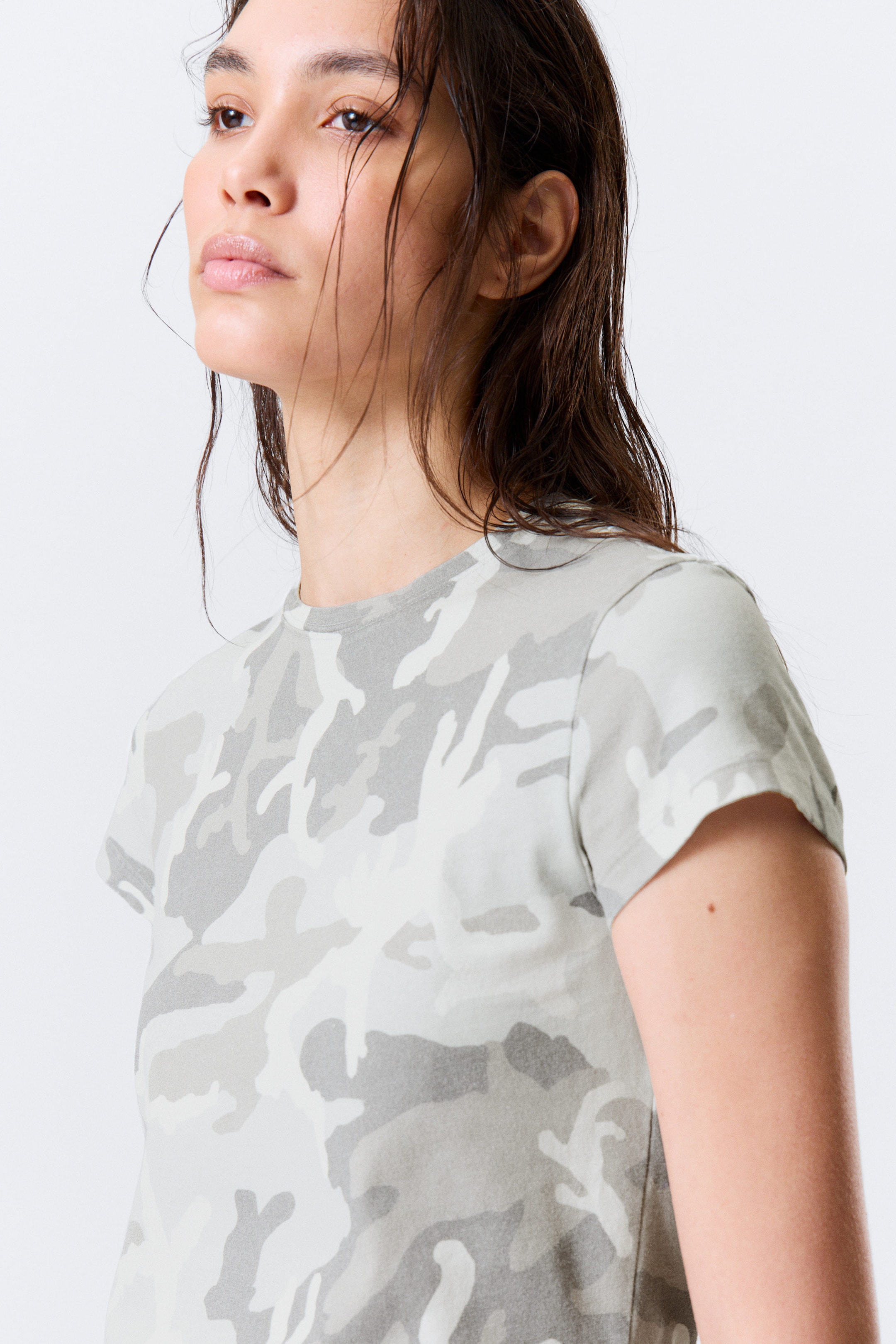 Weiß - Camouflage - Boxy T-Shirt mit Print und kurzen Ärmeln - 2