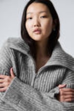 Grau meliert - Rippstrick-Pullover mit Stehkragen und Half-Zip - 1