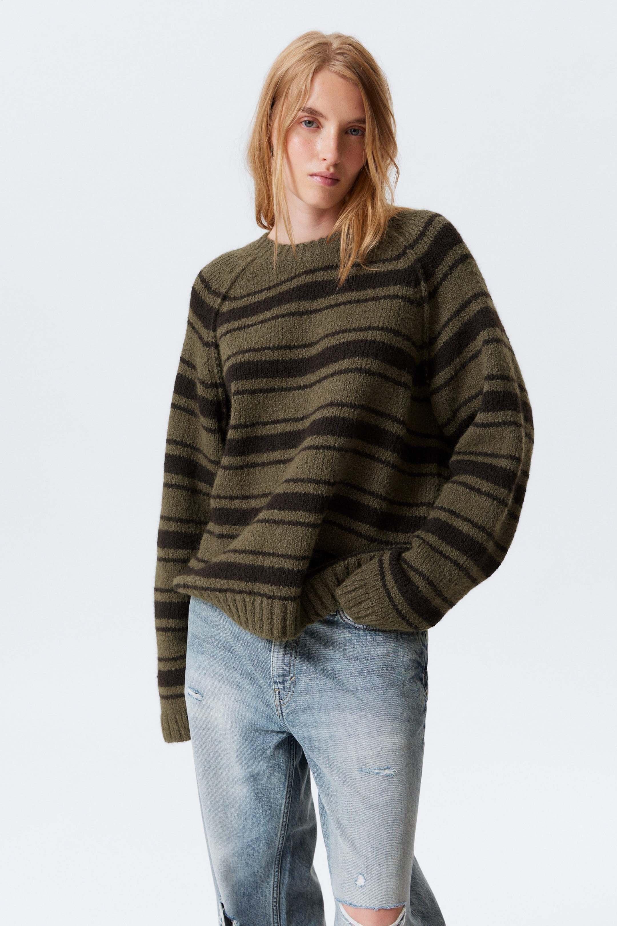 Gestreept kakigroen - Losse gebreide raglantrui - 2