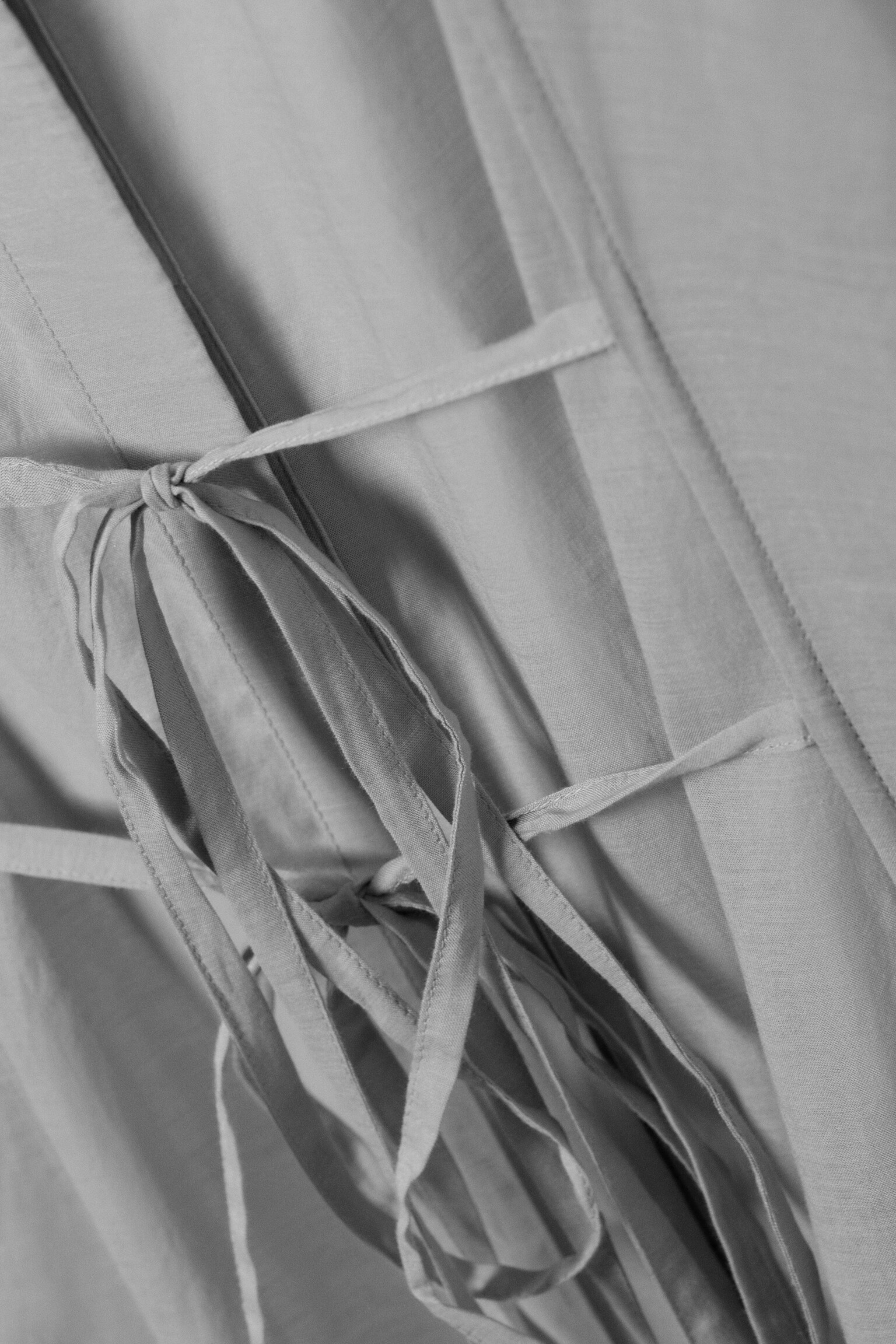 Camisa de Manga Comprida com Costas Abertas e Laço - Cinzento sujo/Preto - 3