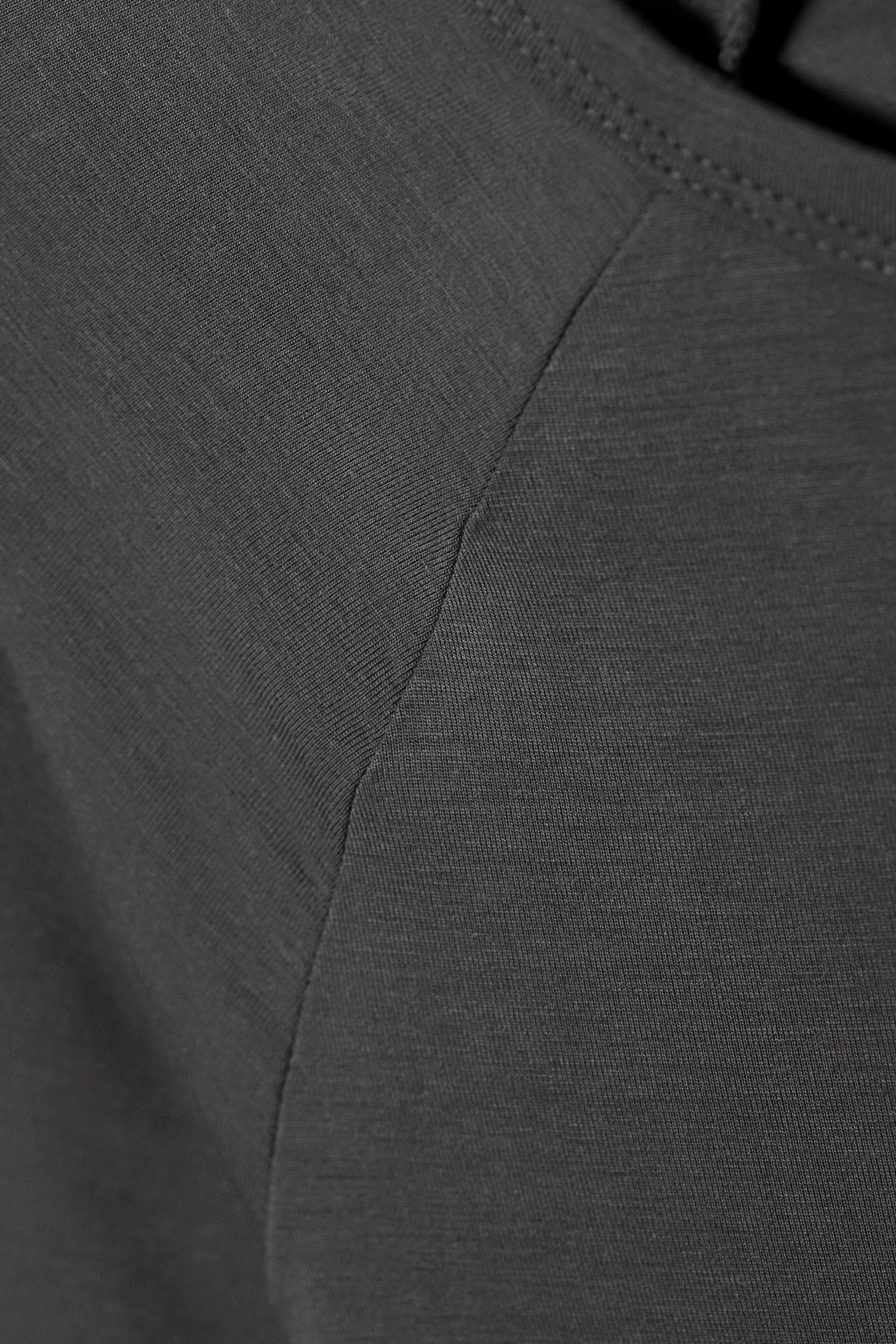 Dunkelgrau - Eng anliegendes Oberteil mit Raglanärmeln - 4